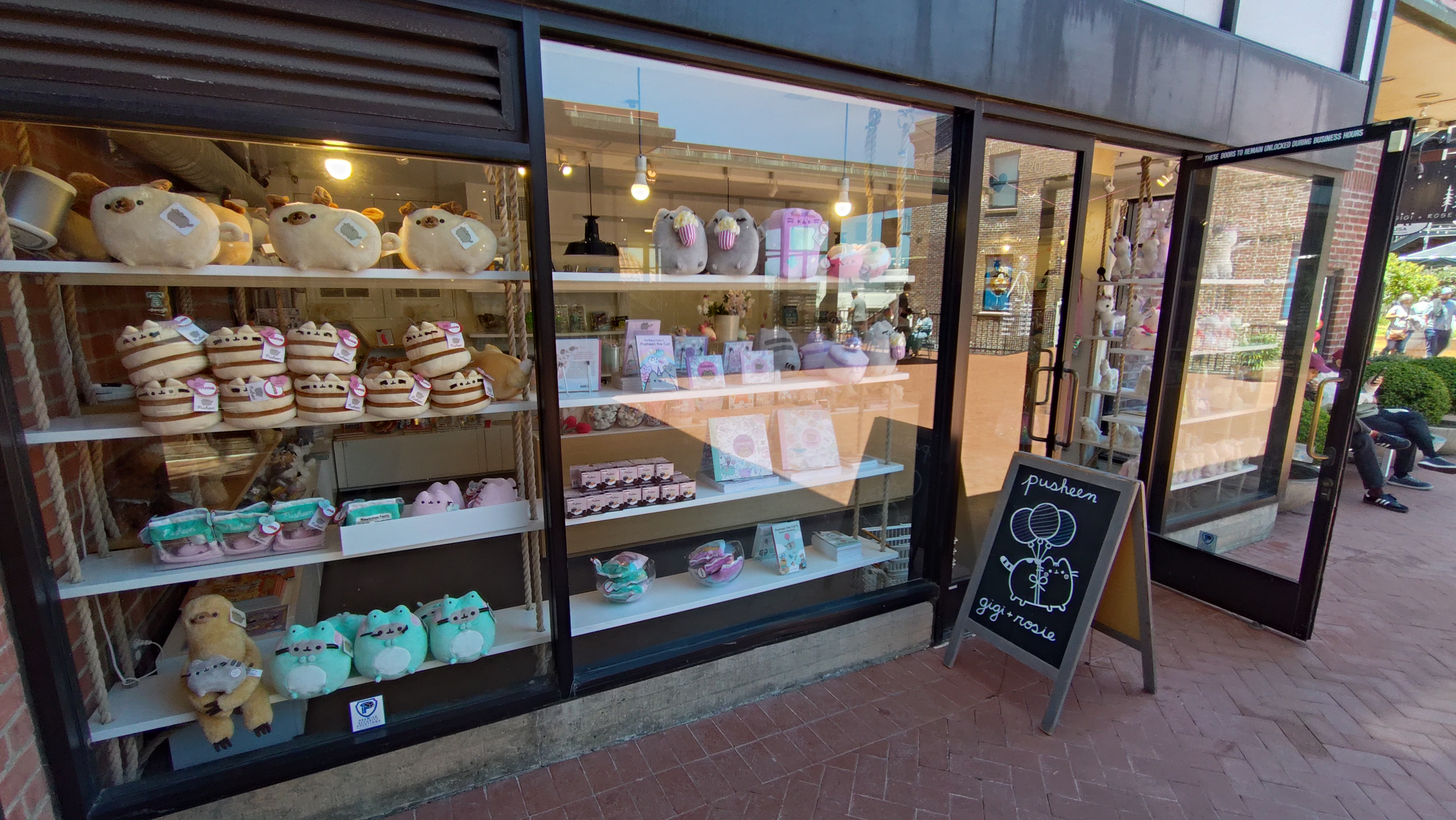 (2026-05-31) Ghirardelli 巧克力廣場的 Pusheen 店（胖吉貓）。