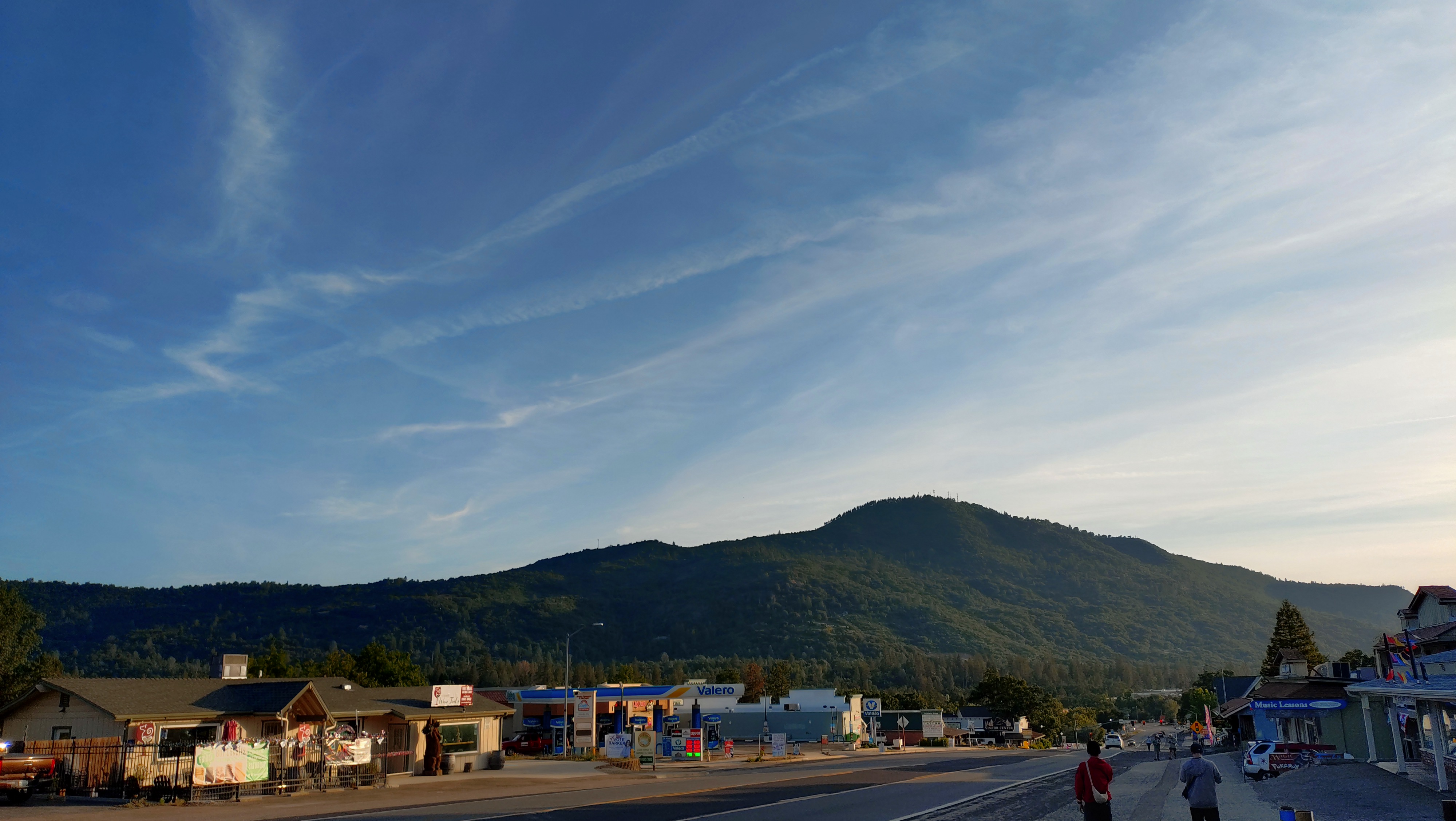 (2026-06-02) 傍晚的 Oakhurst 小鎮。