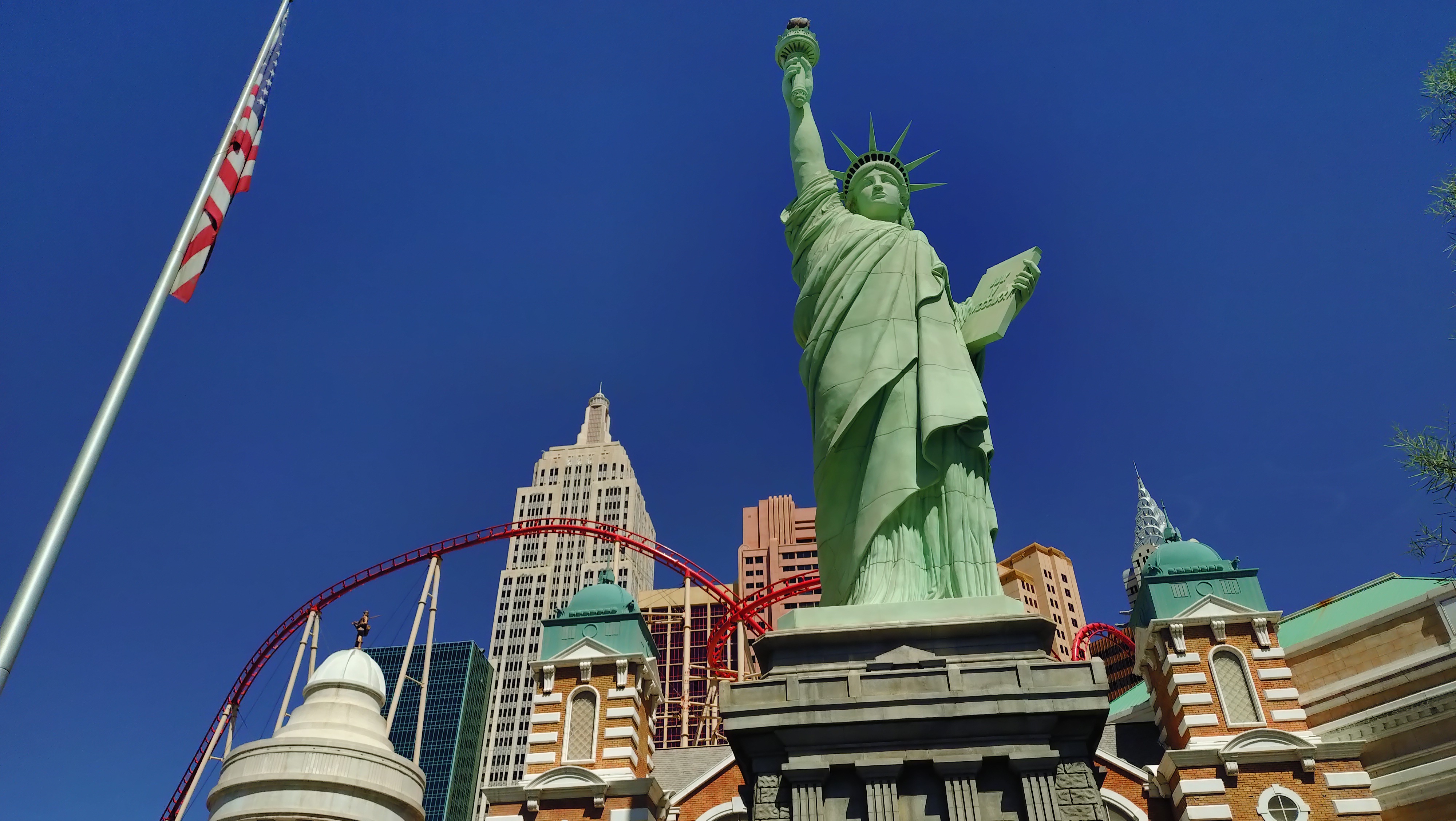 (2026-05-28) 路過 Las Vegas 的後現代主義建築群。