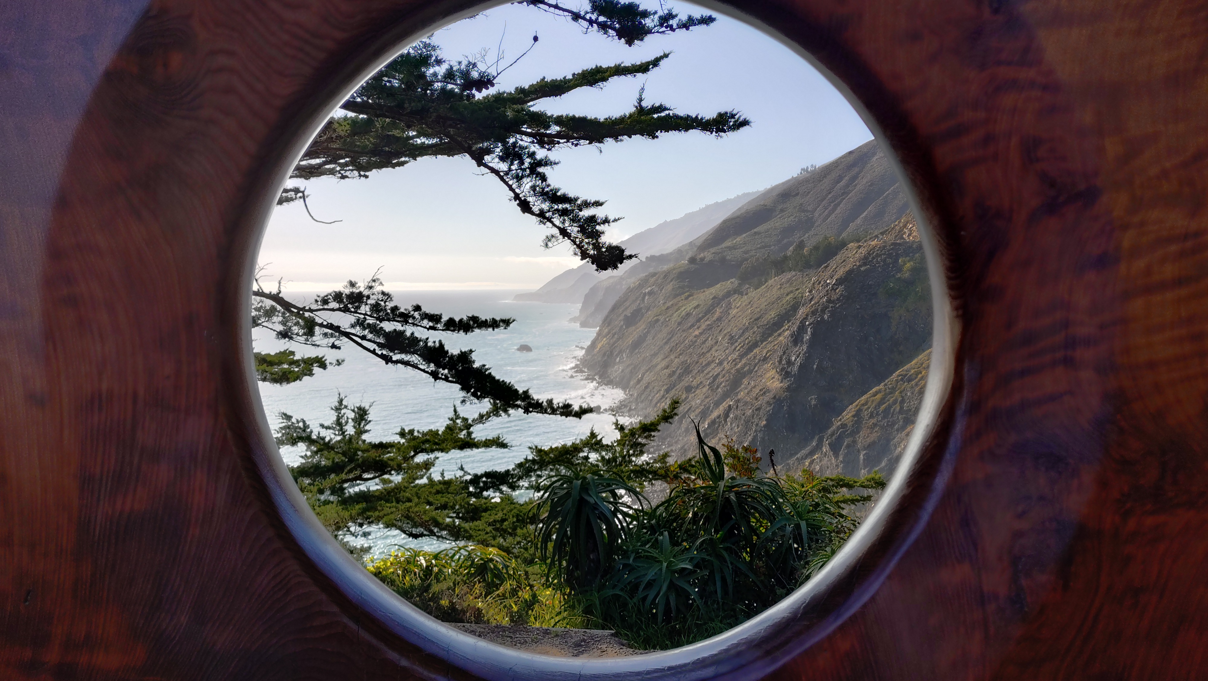 (2026-05-29) 這是一個圓環的 Big Sur 入口標記（Portal to Big Sur），但實際上這個位置距離 Google Map 的 Big Sur 還有一段距離。該位置是 Ragged Point 的休息點。