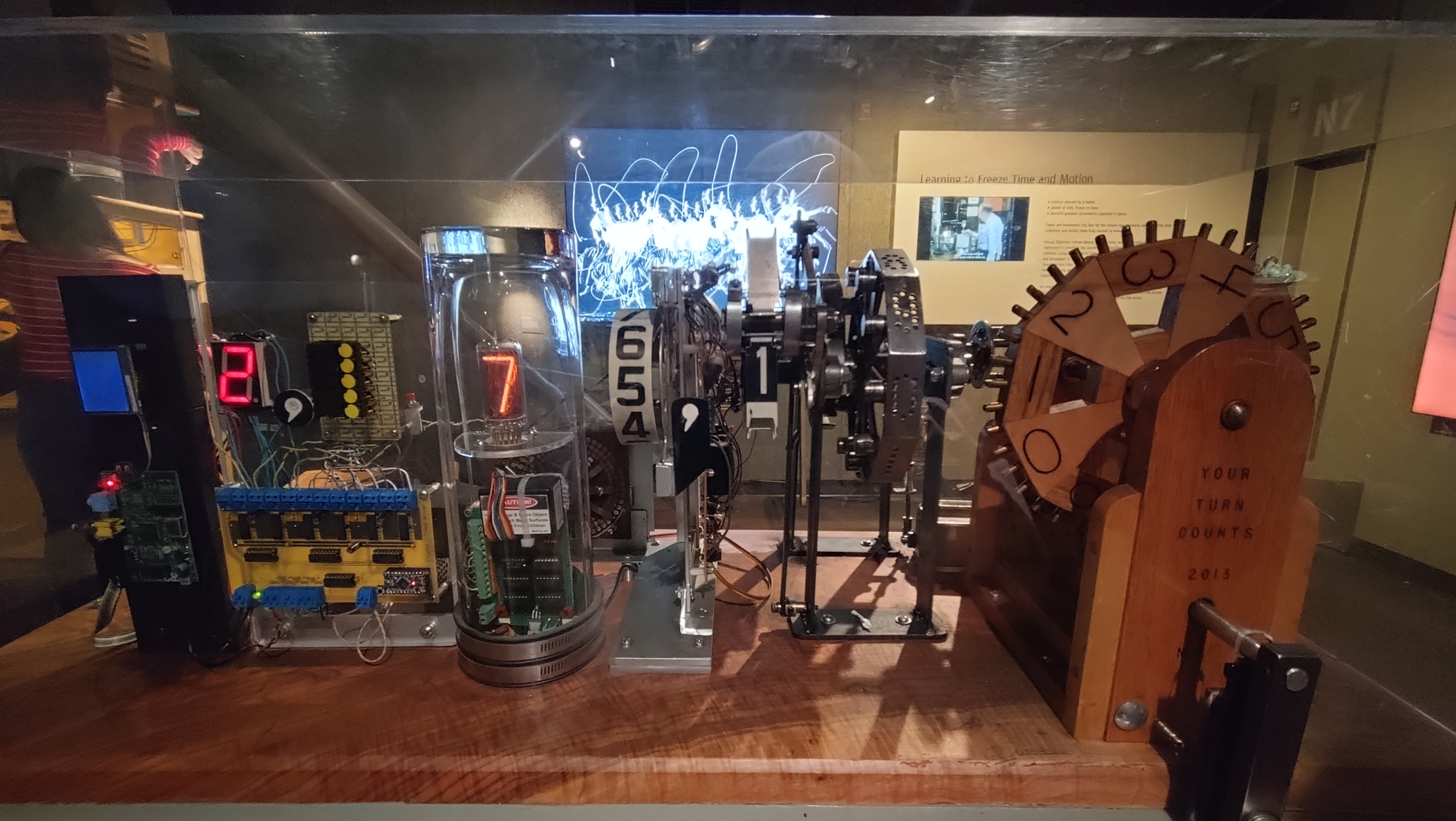 (2026-05-31) Exploratorium 內的計數裝置。
