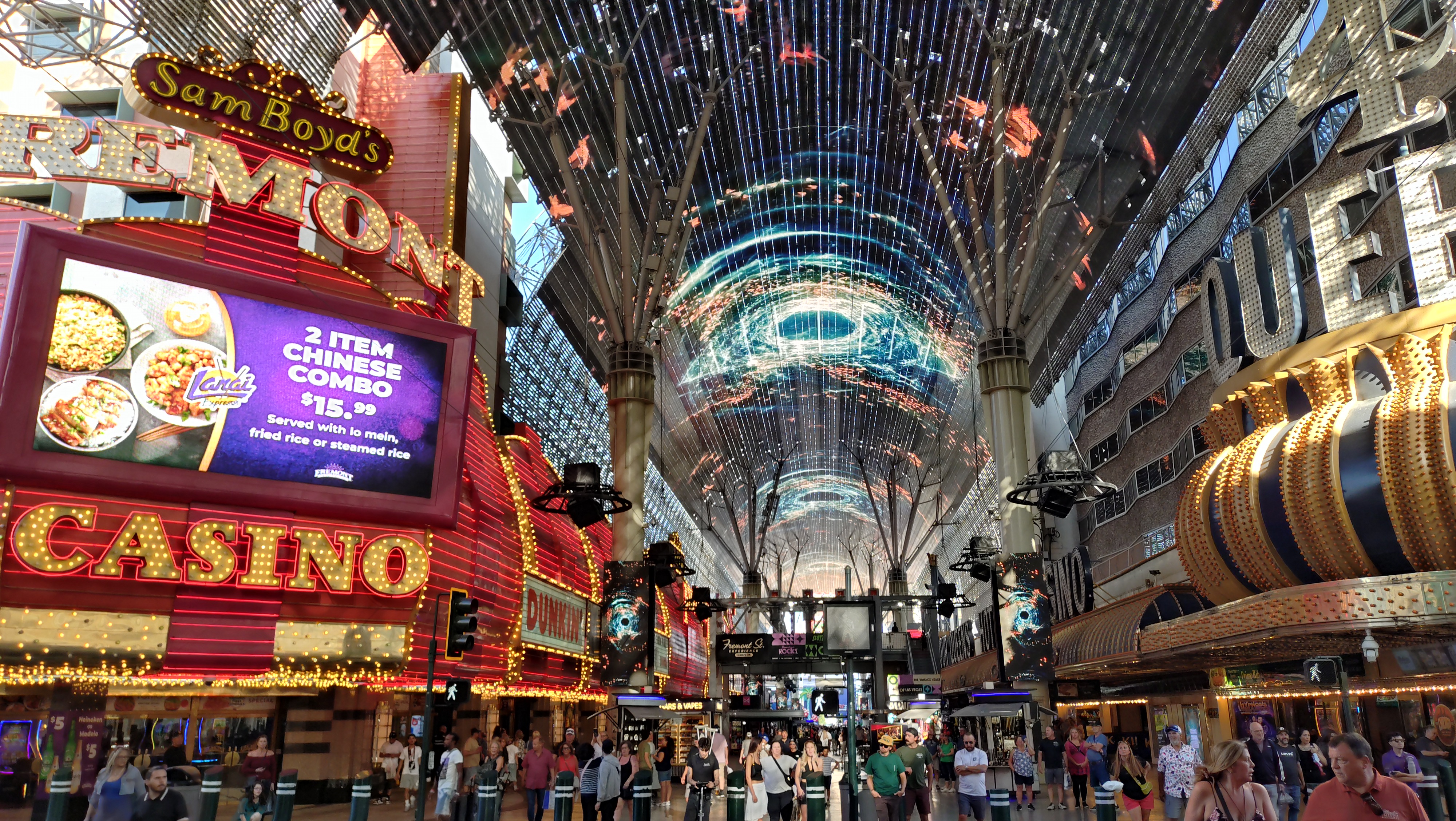 (2026-05-25) Fremont Street 天幕，這裡就有點像日本的商店街 XD（拉斯維加斯一丁目？）只是充滿賭博的氣息 🎲