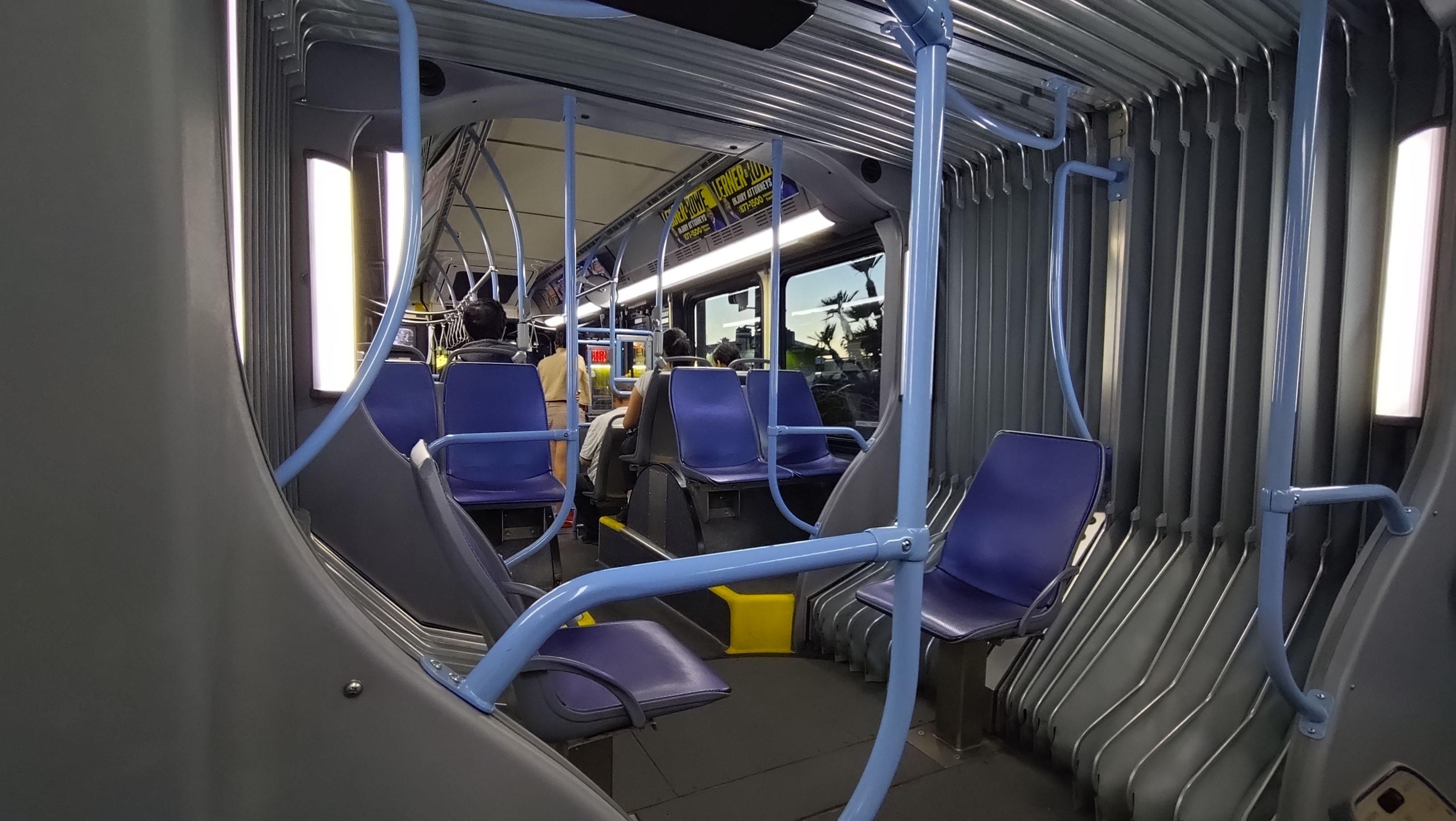 (2026-05-27) 這是 Las Vegas 公車，可以買一日票。車體特別長，中間還有連接處，就像捷運車廂（但只有兩節）。