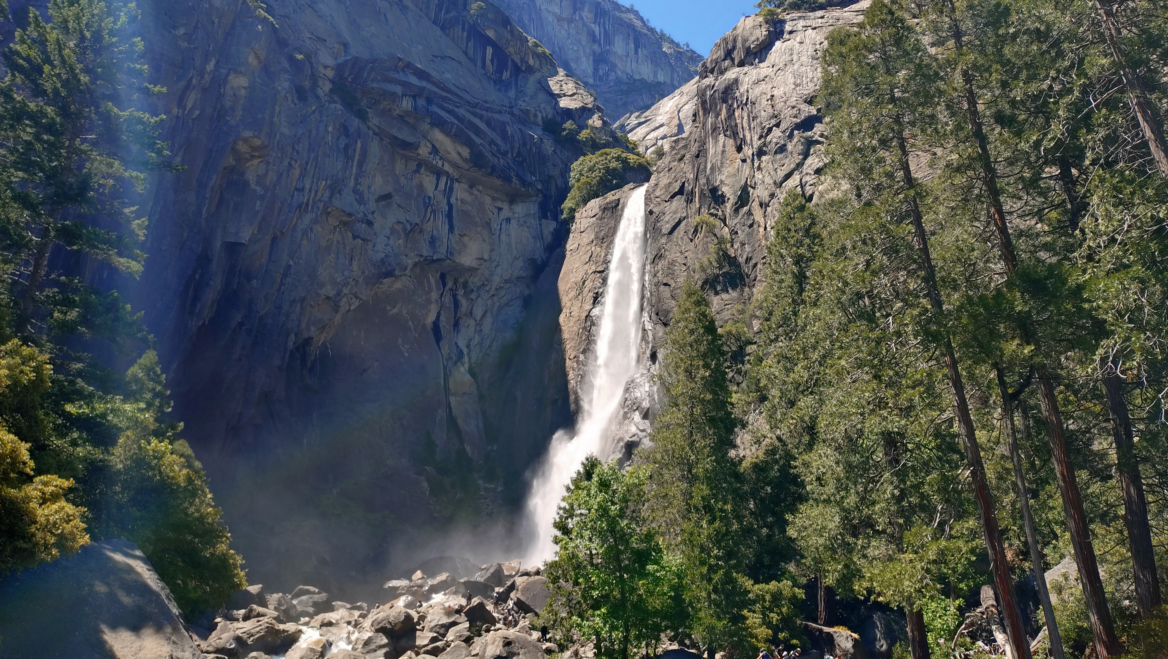 (2026-06-01) Yosemite National Park 的瀑布，這個比較近、拍照的人也比較多。靠近這一帶的時候，冷水打在石頭上，散成薄薄的水霧，隨風飄來。