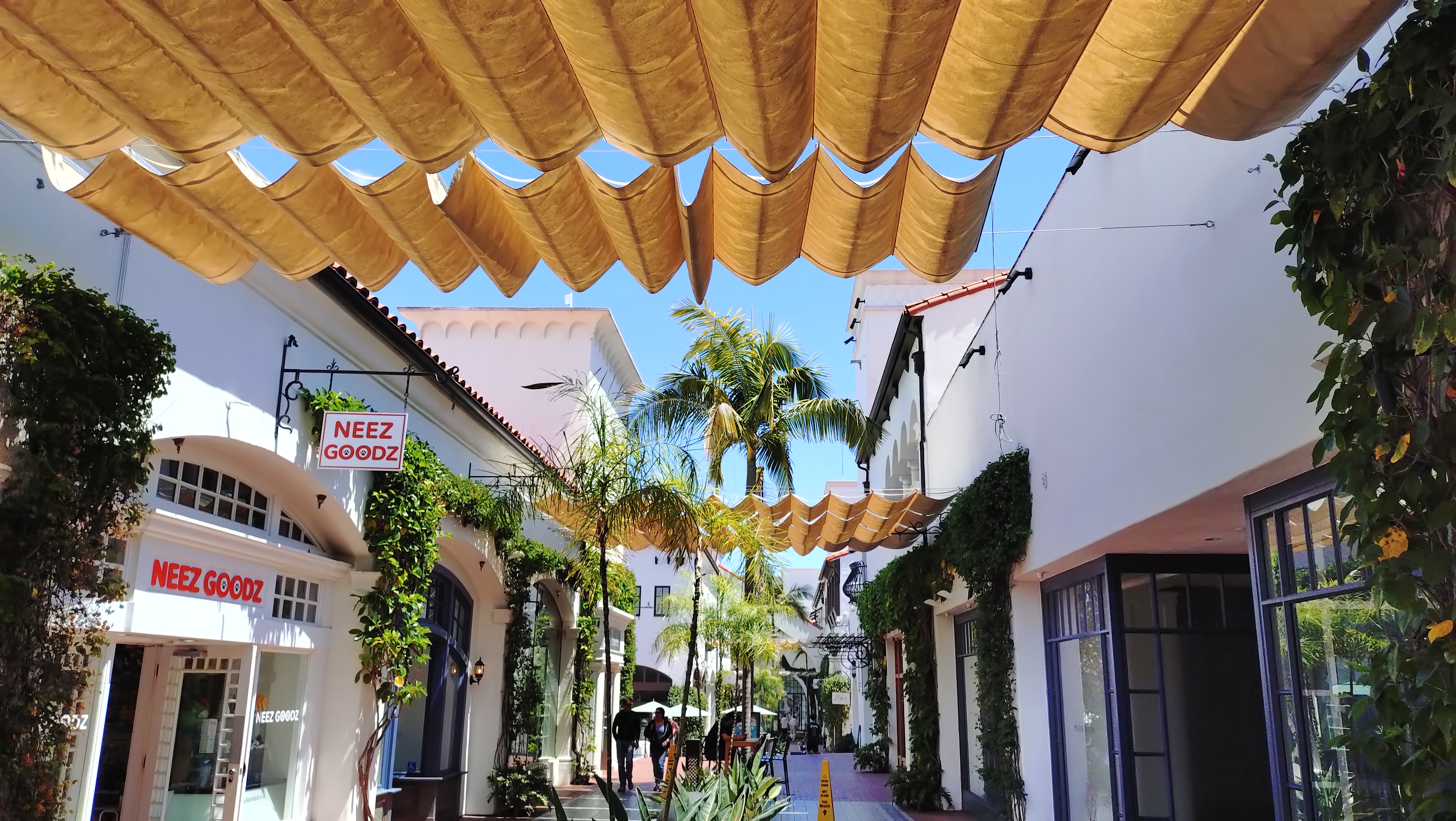(2026-05-29) Santa Barbara 步行街內，部份街道有遮陽。
