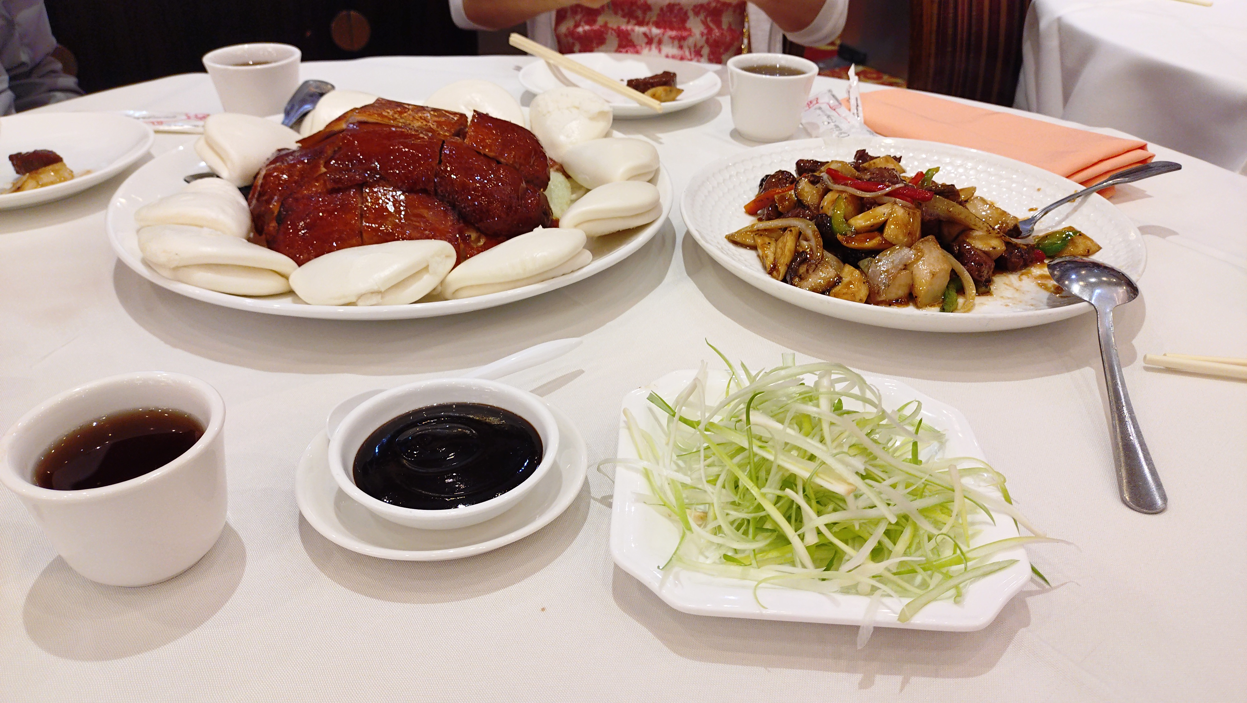 (2026-05-24) 家裡人帶我們去吃港式料理，烤鴨。每到菜都很大盤。