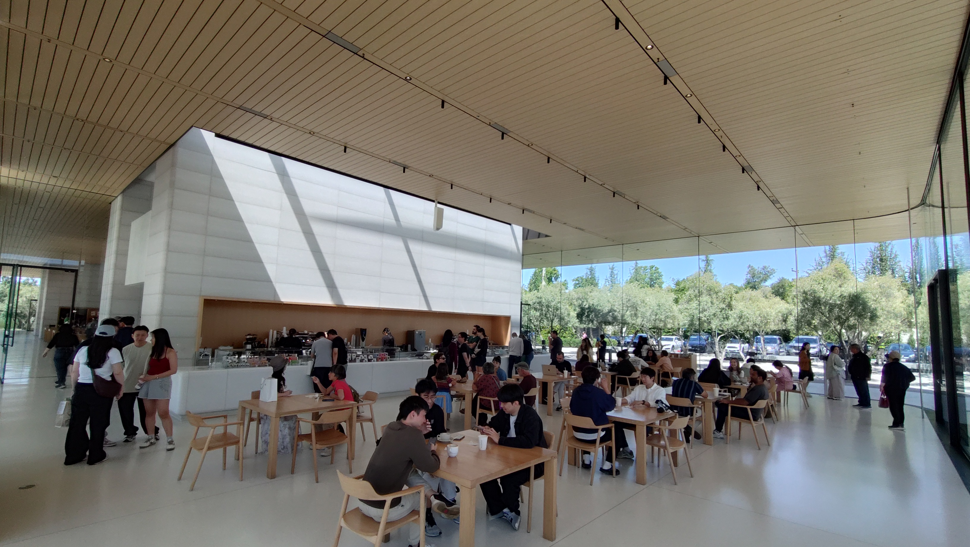 (2026-05-30) Apple Park Visitor Center 後面的咖啡廳。