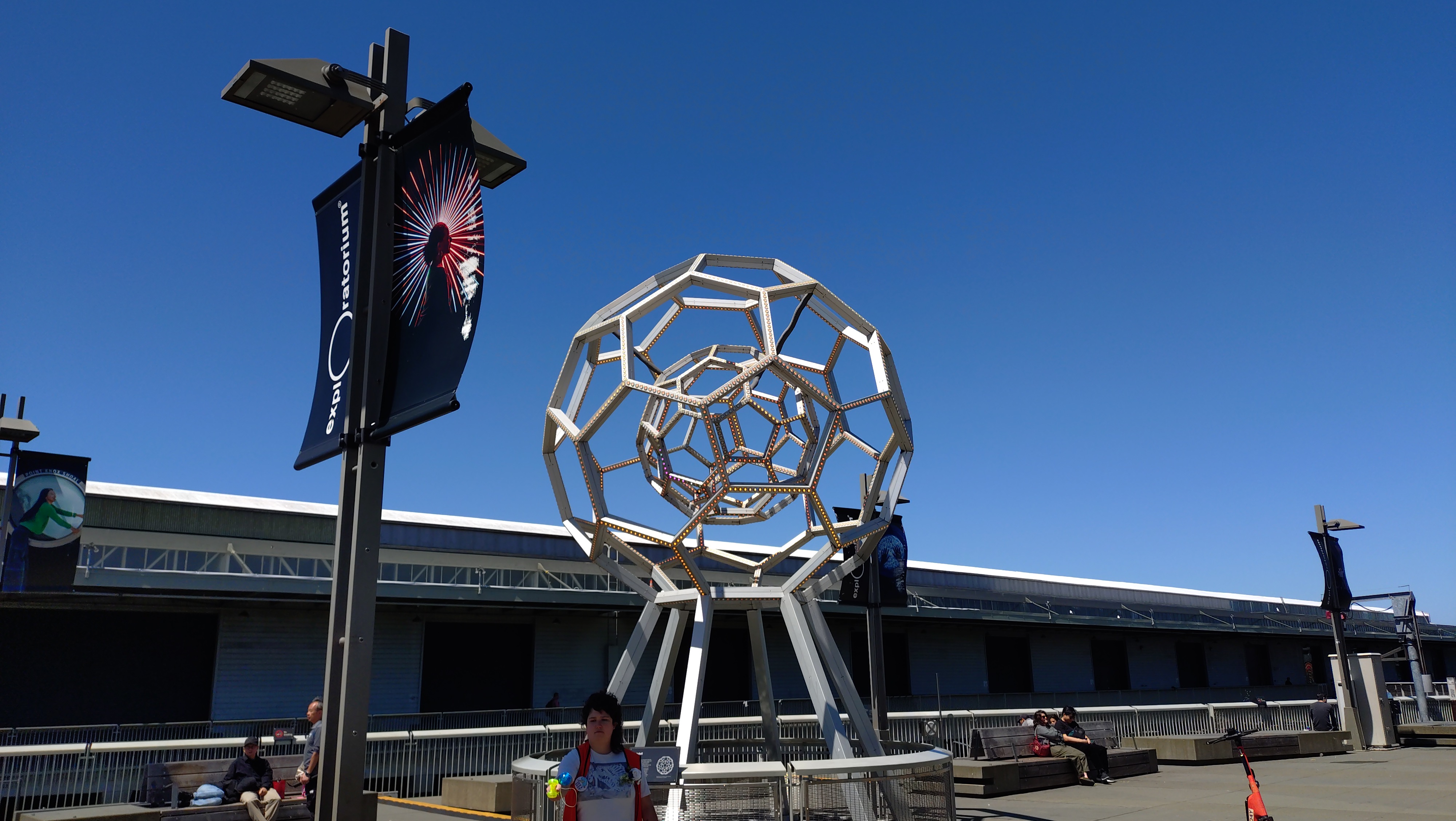 (2026-05-31) Exploratorium 外的球。