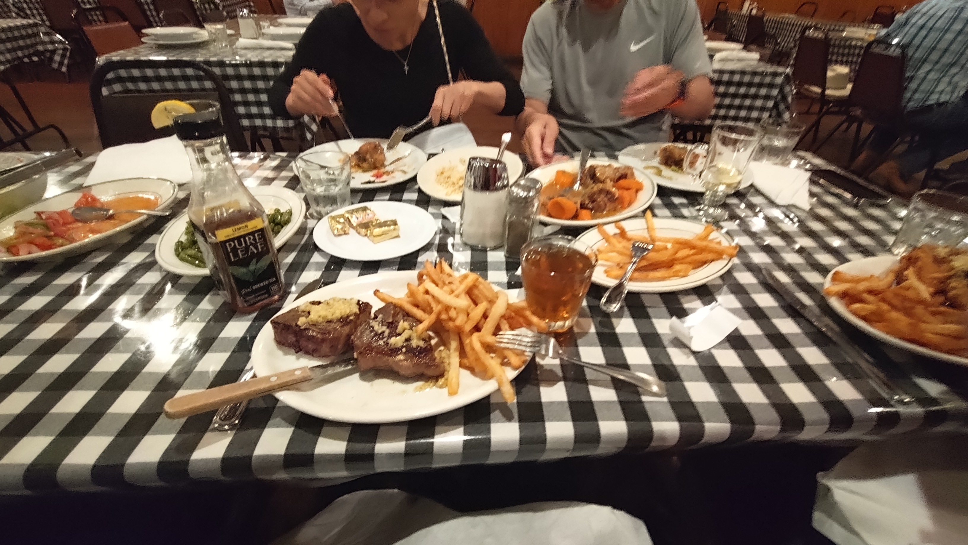 (2026-06-03) Wool Growers Restaurant 我點的是烤羊排，然後還有一大堆薯條，全桌最後都吃不下 😋 不過，我還加了一份醃牛舌（特色招牌菜，店員其實一開始有問要不要，是偏酸味的冷盤菜、嚐起來別有風味，比較清爽，可以去膩。）