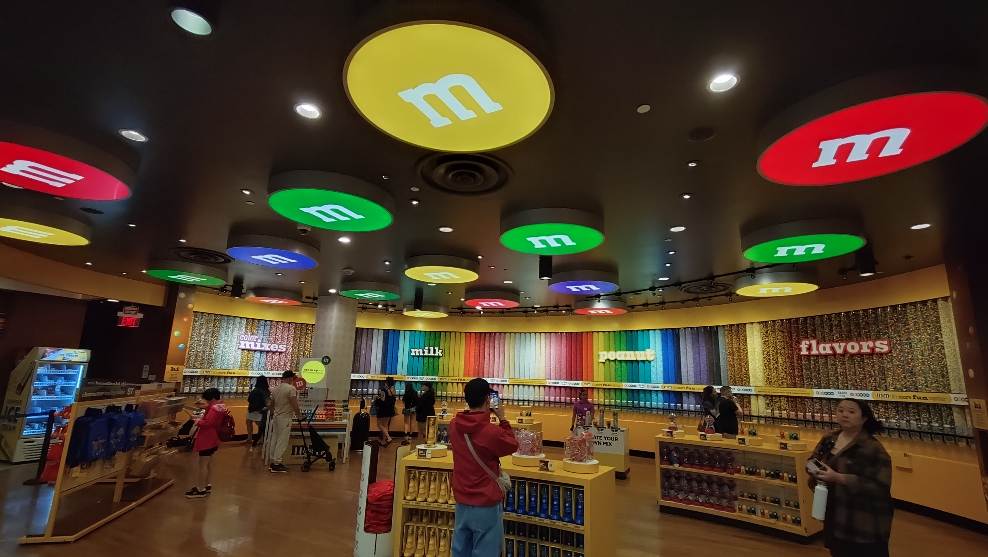 (2026-05-28) M&M 巧克力的牆壁，每種顏色都有，可以散裝秤重買單。