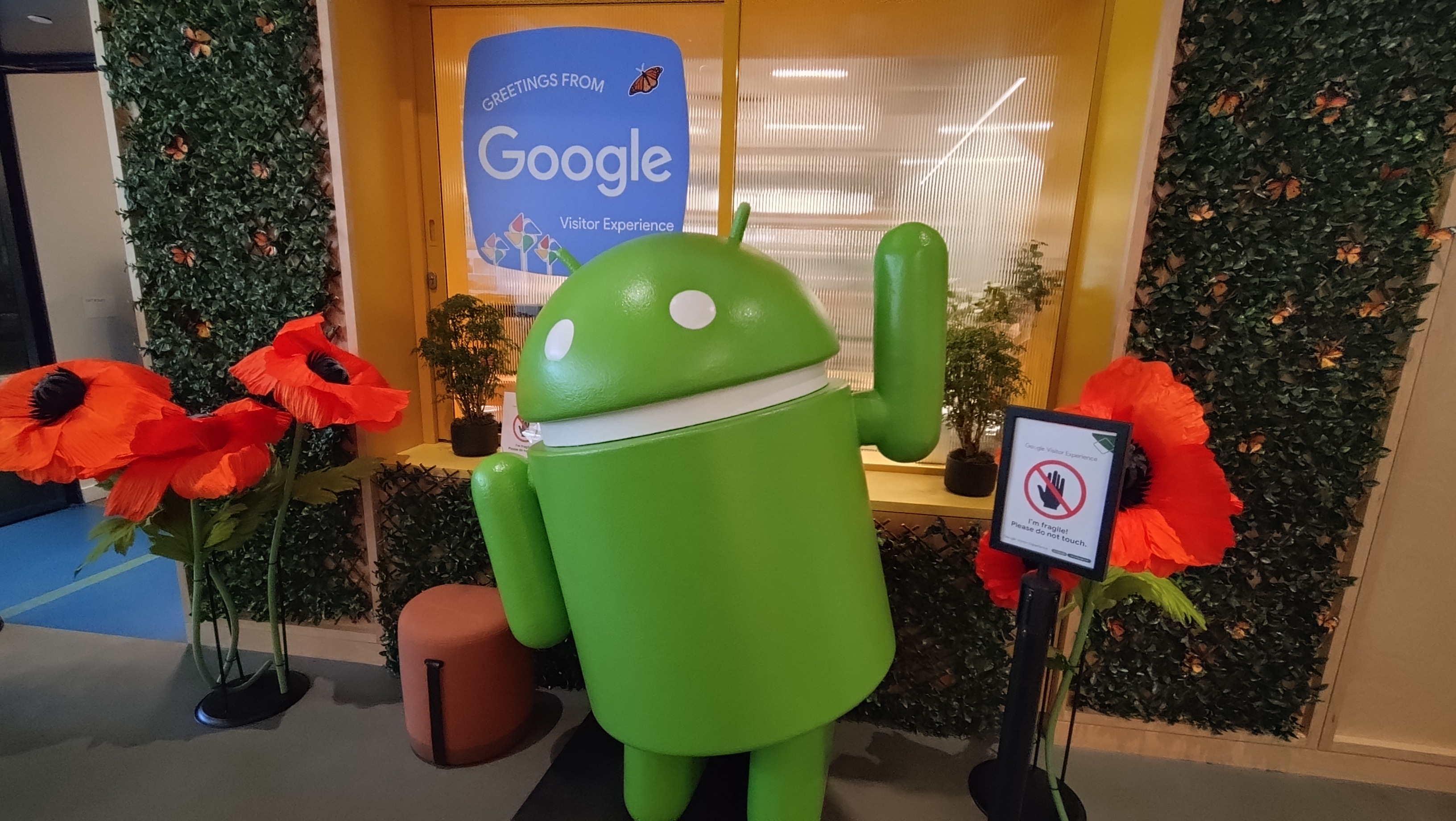 (2026-05-30) Google Visit Experience 的咖啡廳內的 Bugdroid 雕像。