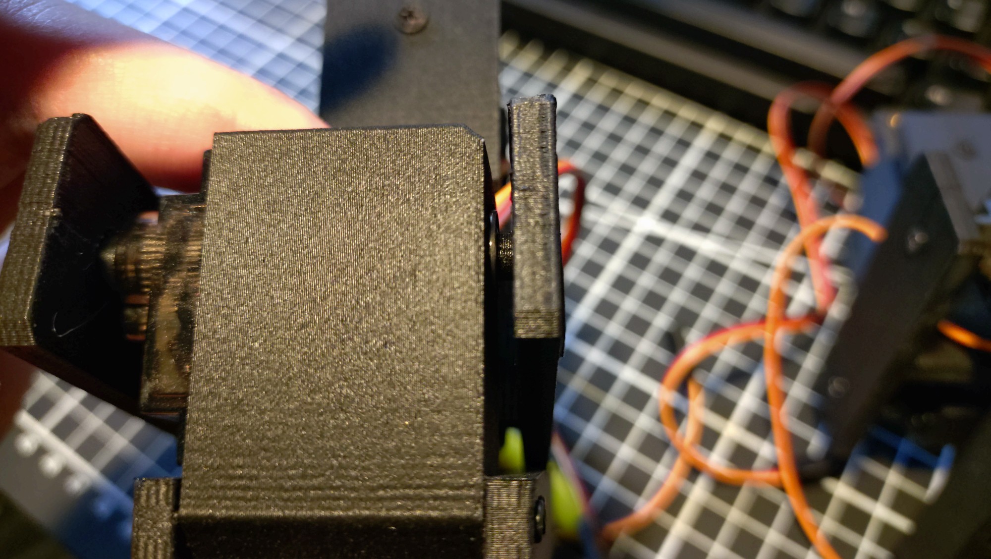 TT038QR-a3 機體，未受潮的啞光 PLA 材料呈現出漂亮的光澤