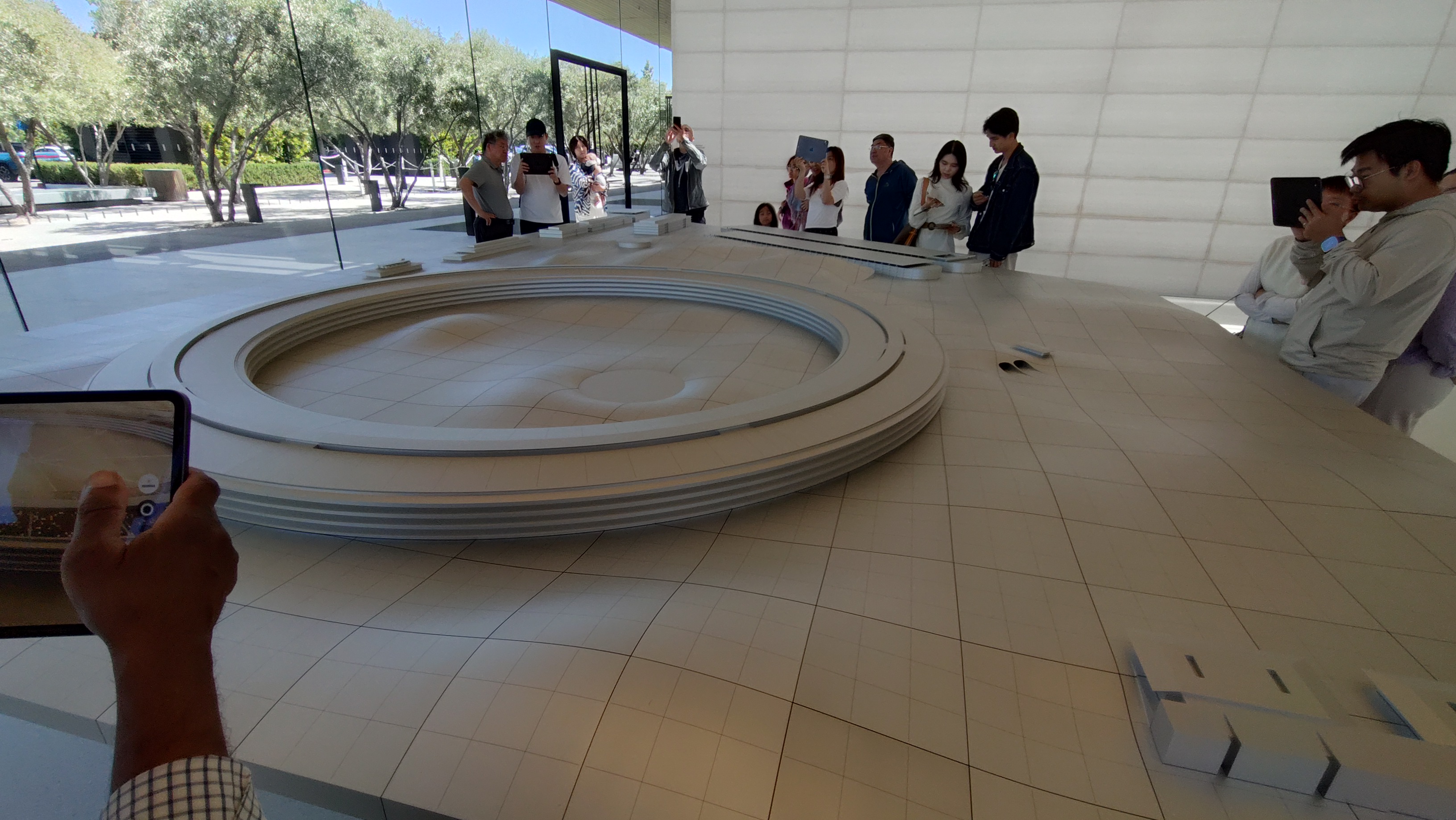 (2026-05-30) Apple Park Visitor Center 內的本部模型，因為這個標誌性的圓形樓，我都叫它「客家庄」XDDDD