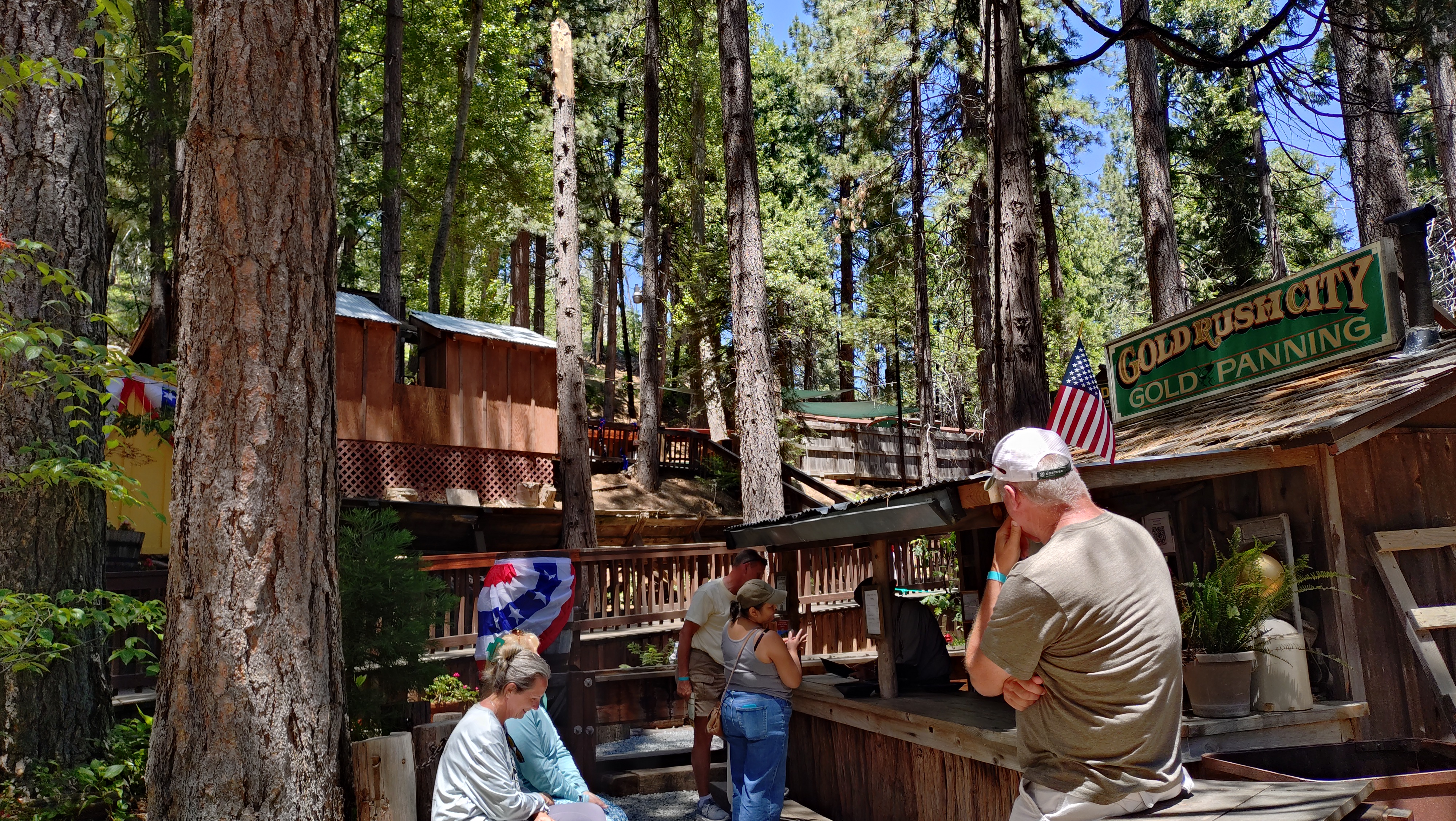 (2026-06-02) Sugar Pine Railroad 裡面有古色古香的小店，在高大的糖松之間。