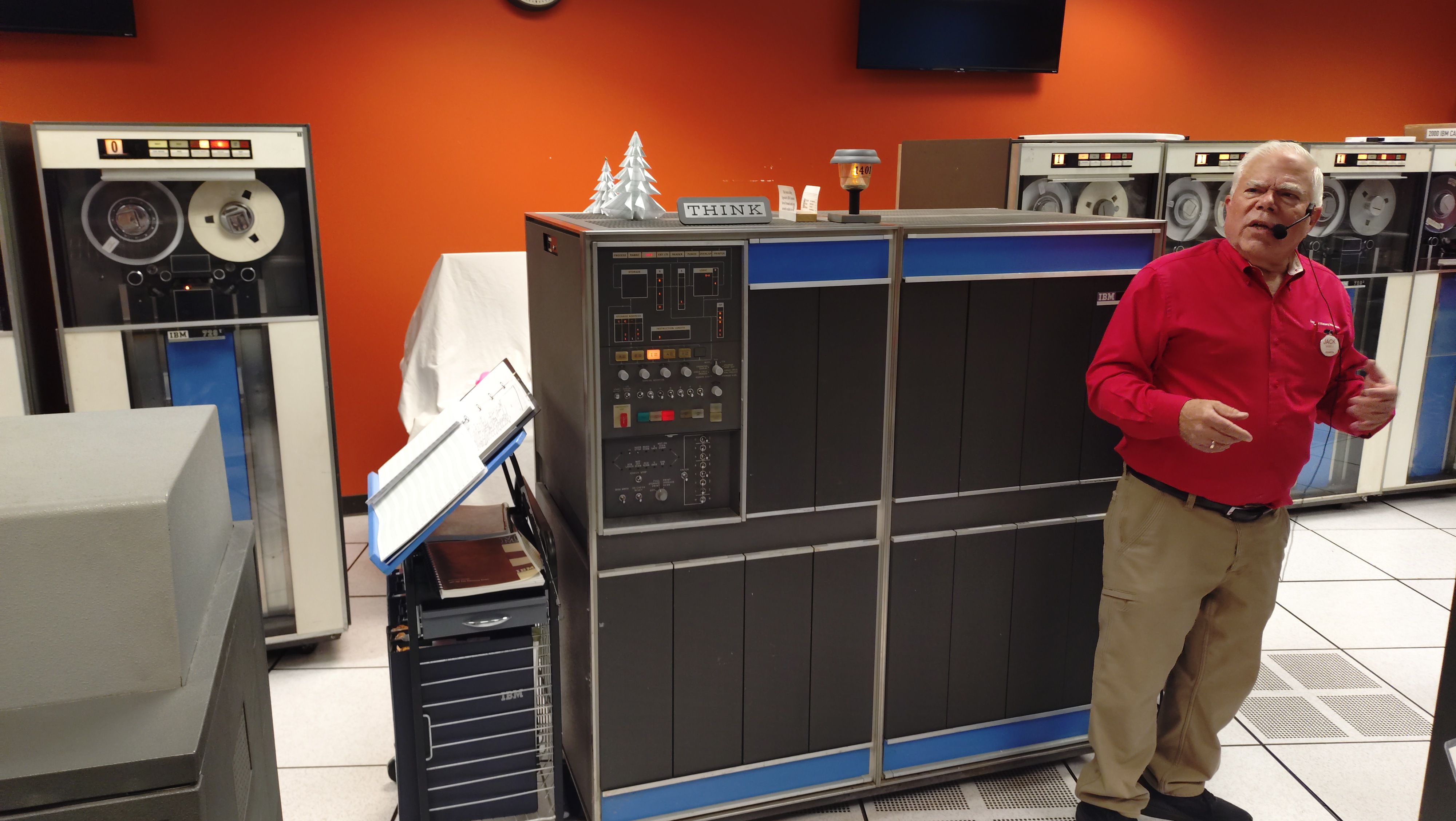 (2026-05-30) IBM 1401 介紹，後面那台是 CPU，這樣的老古董居然還可以運作。