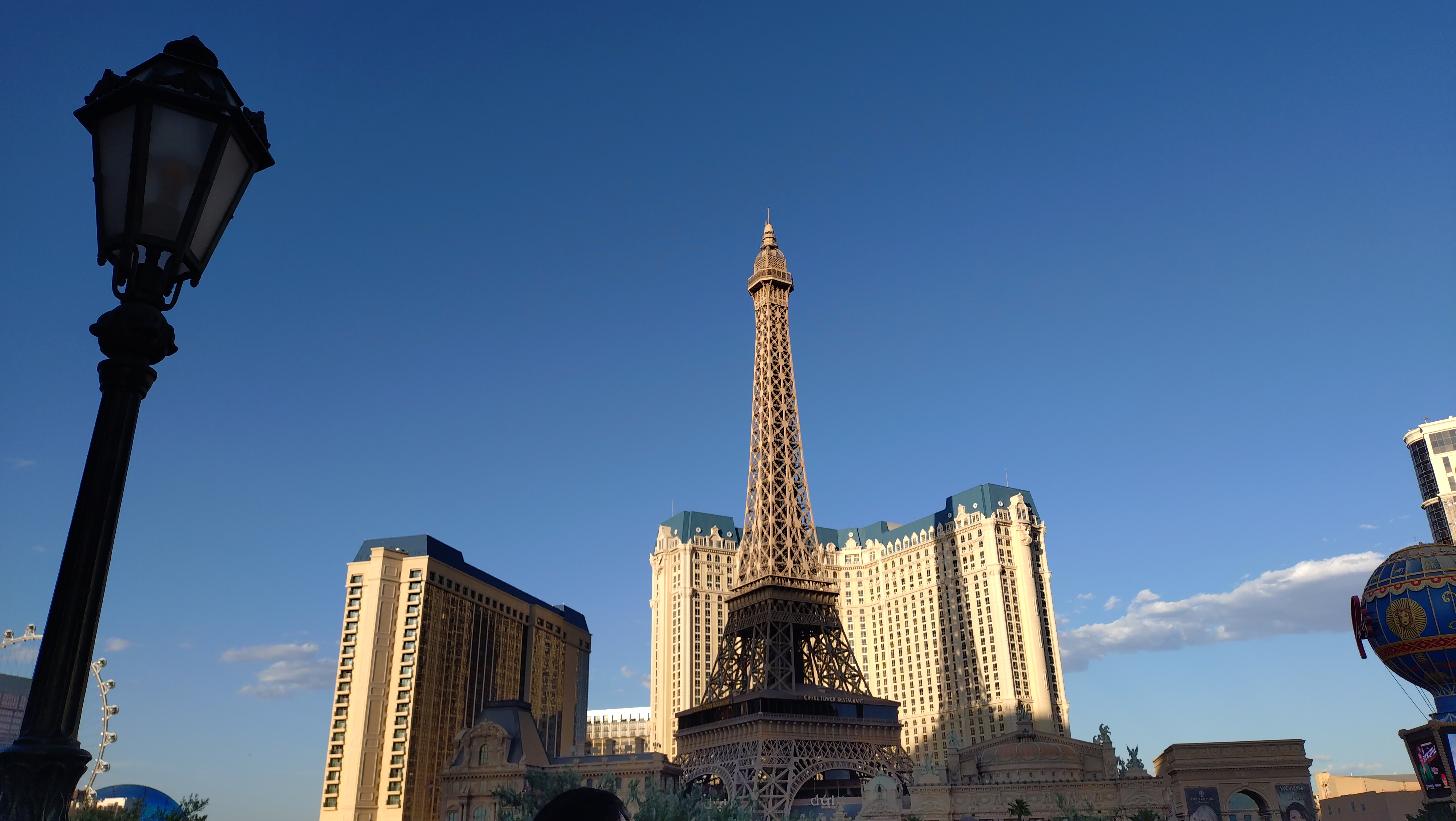 (2026-05-25) Bellagio 對面的艾菲爾鐵塔，這一帶是後現代主義建築群，特色是亂七八糟的風格拼接，怎麼喜歡怎麼來。