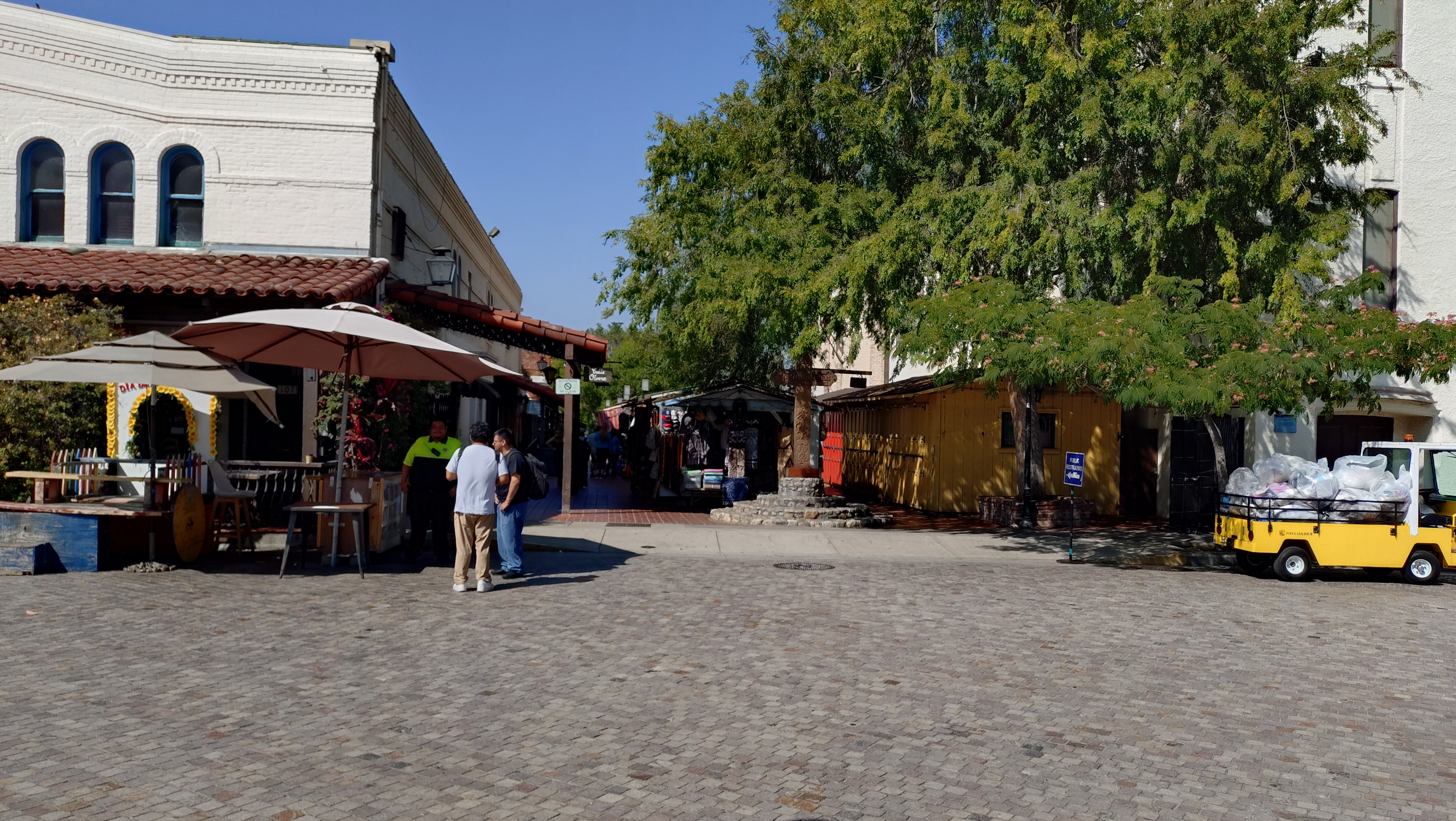 (2026-06-05) Olvera Street 入口廣場。