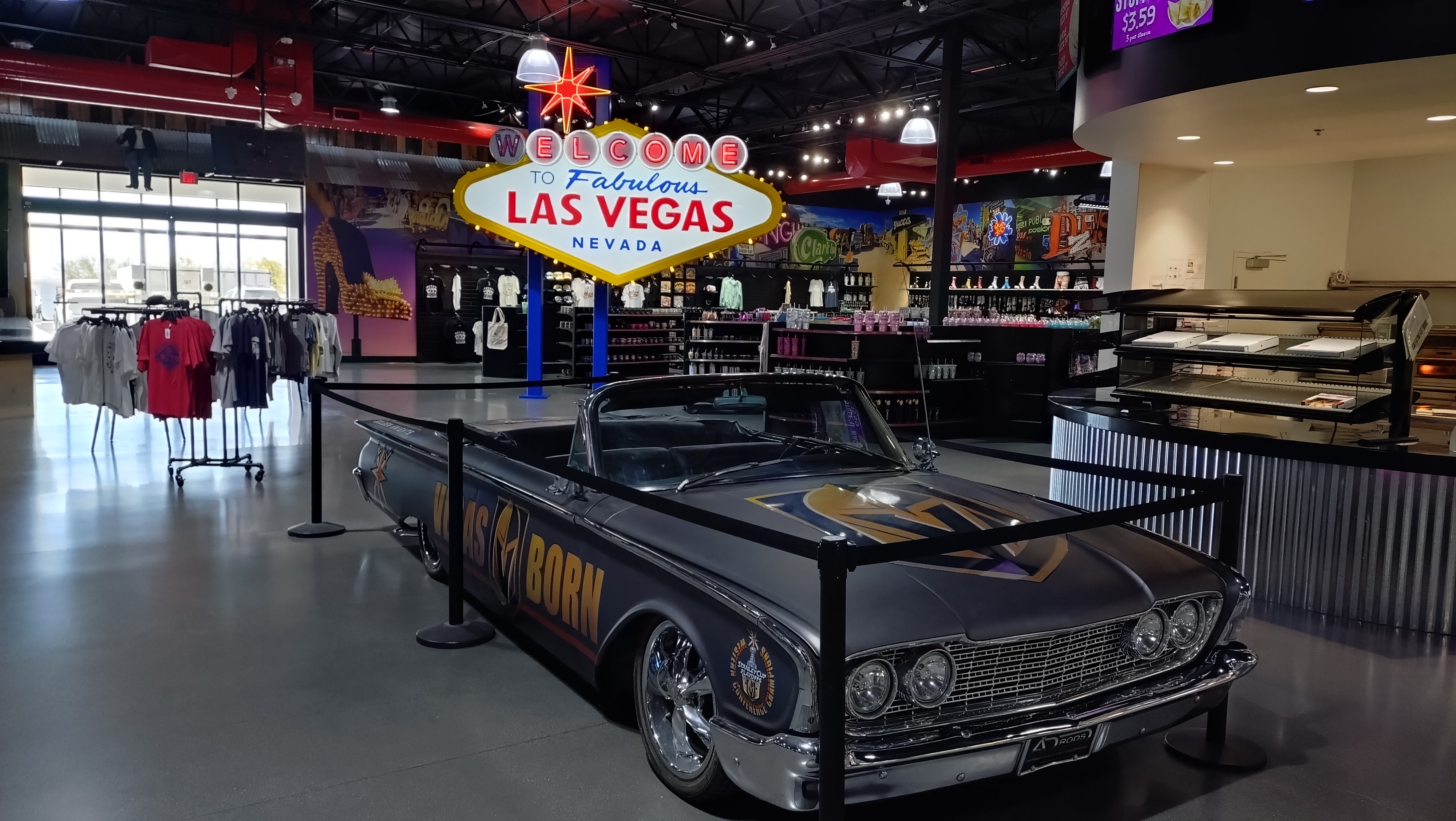 (2026-05-28) 在 Las Vegas 附近的休息站內，小招牌與車車。