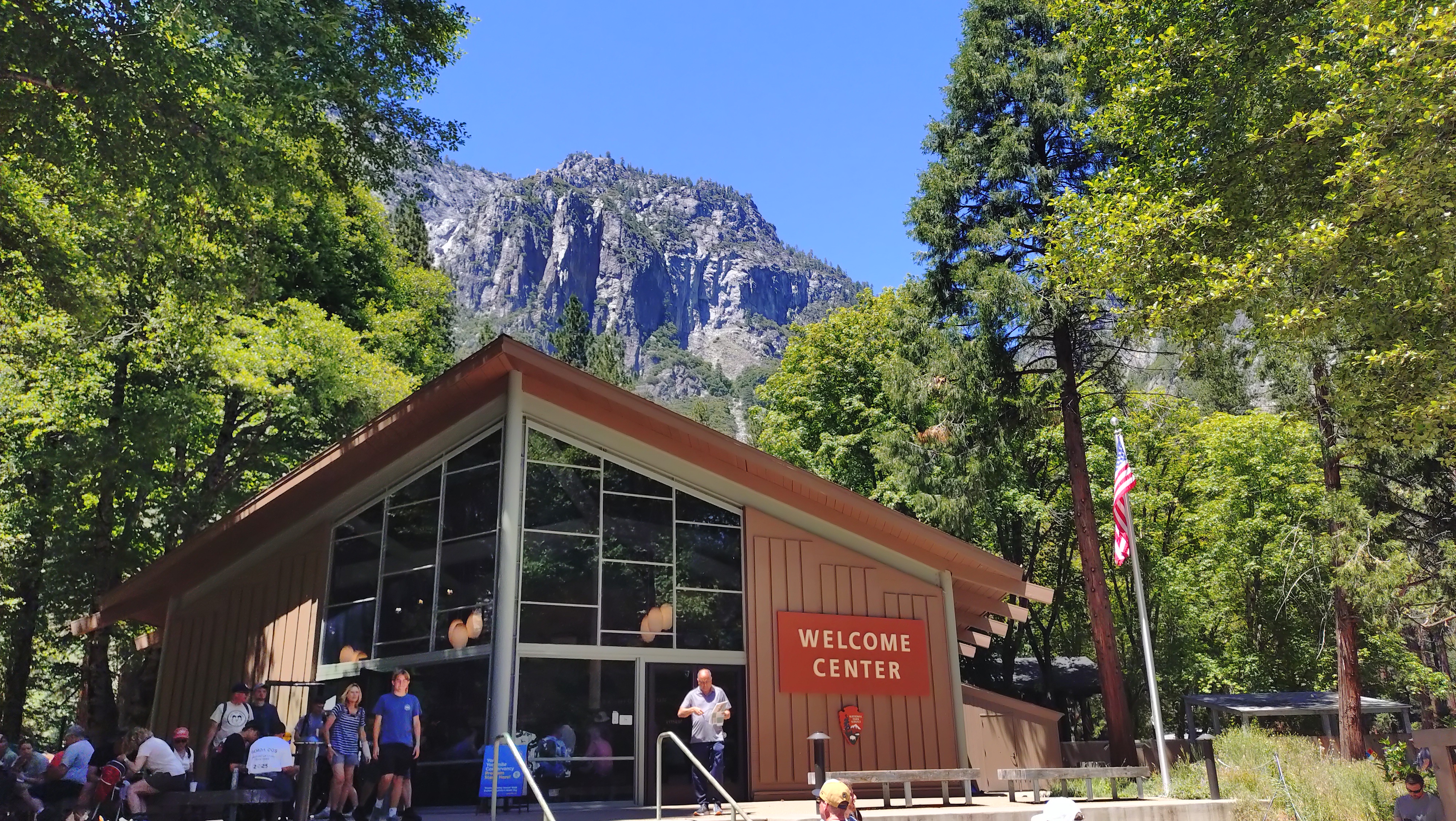 (2026-06-01) Yosemite National Park 的遊客中心，人很多，車位非常難找。