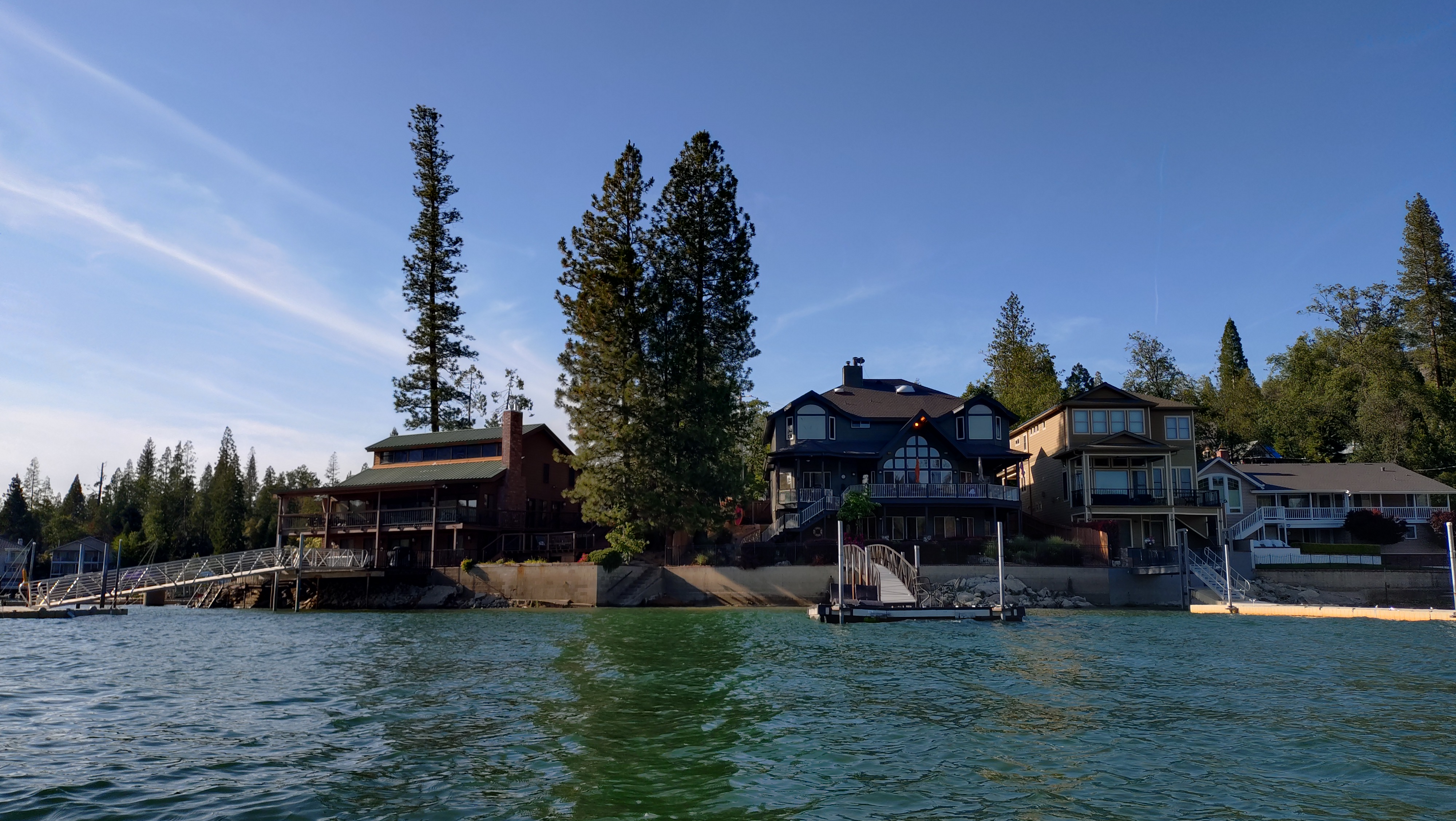 (2026-06-02) Bass Lake 湖上，靠近湖邊住宅區。