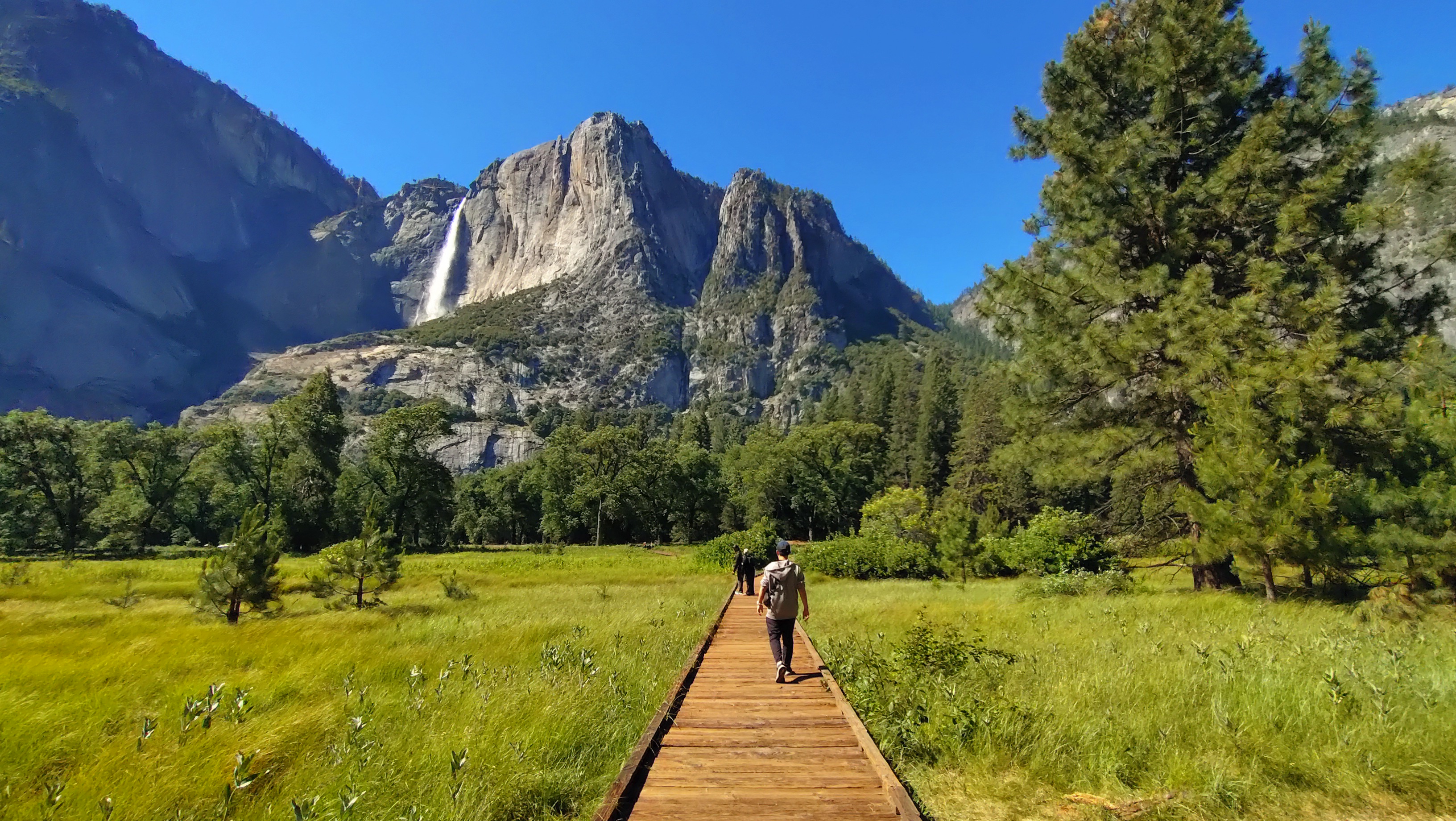 (2026-06-01) Yosemite National Park 的木棧道，後方是剛剛的瀑布。