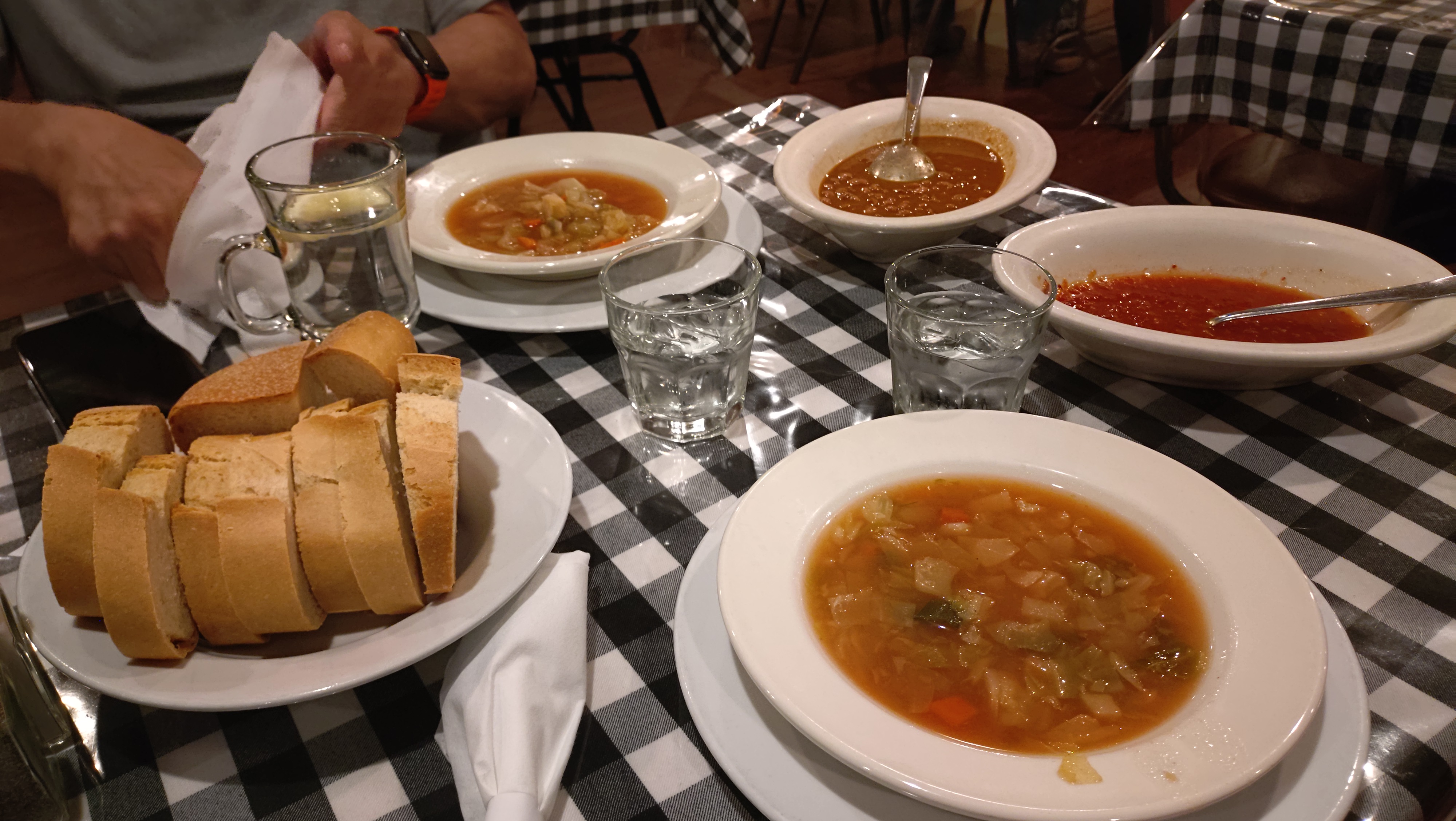 (2026-06-03) Wool Growers Restaurant 麵包以及燉豆子、辣醬，整體偏向酸甜口味。
