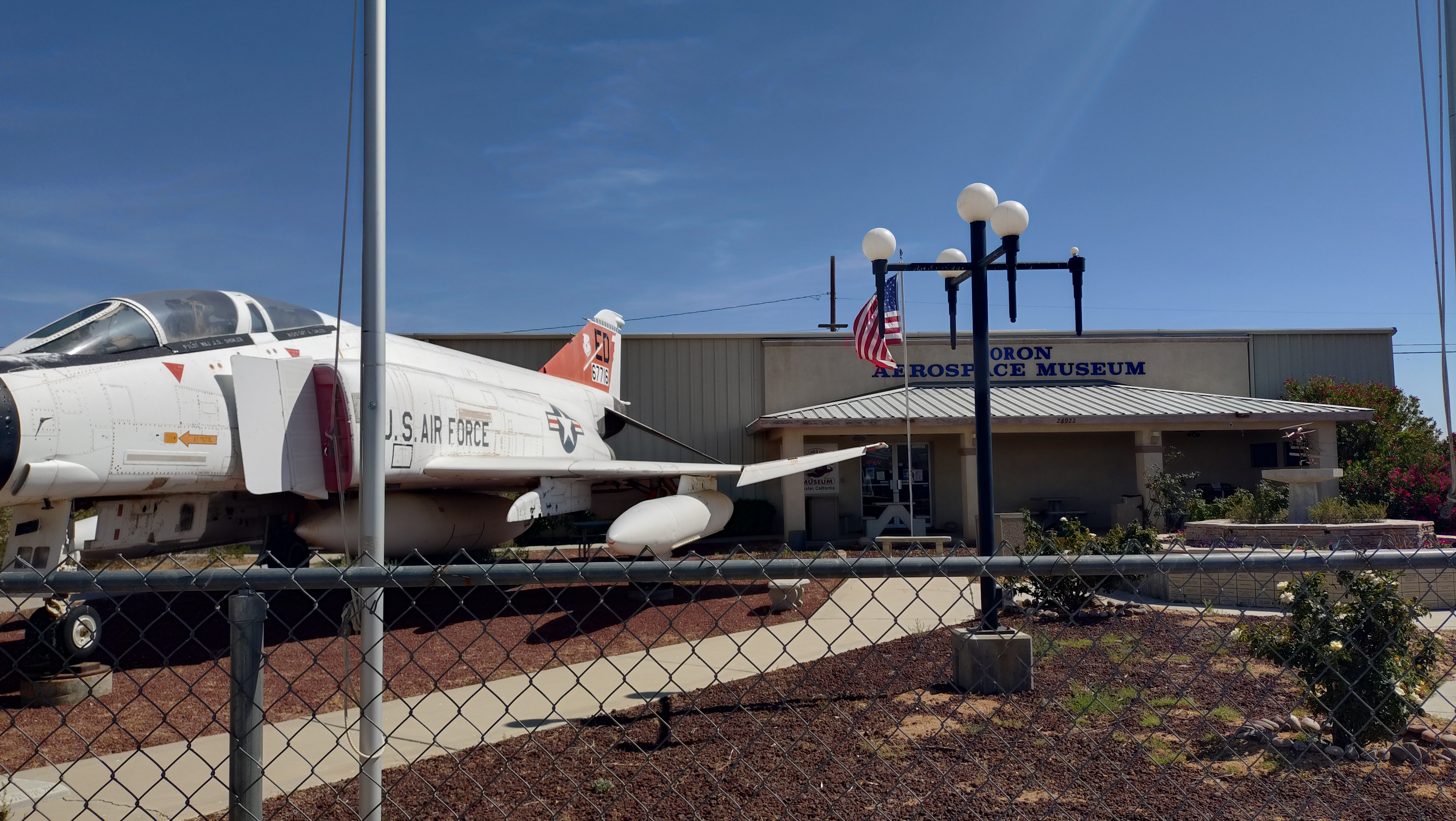 (2026-06-03) Boron Aerospace Museum 大門，沒有進去，天氣很熱。