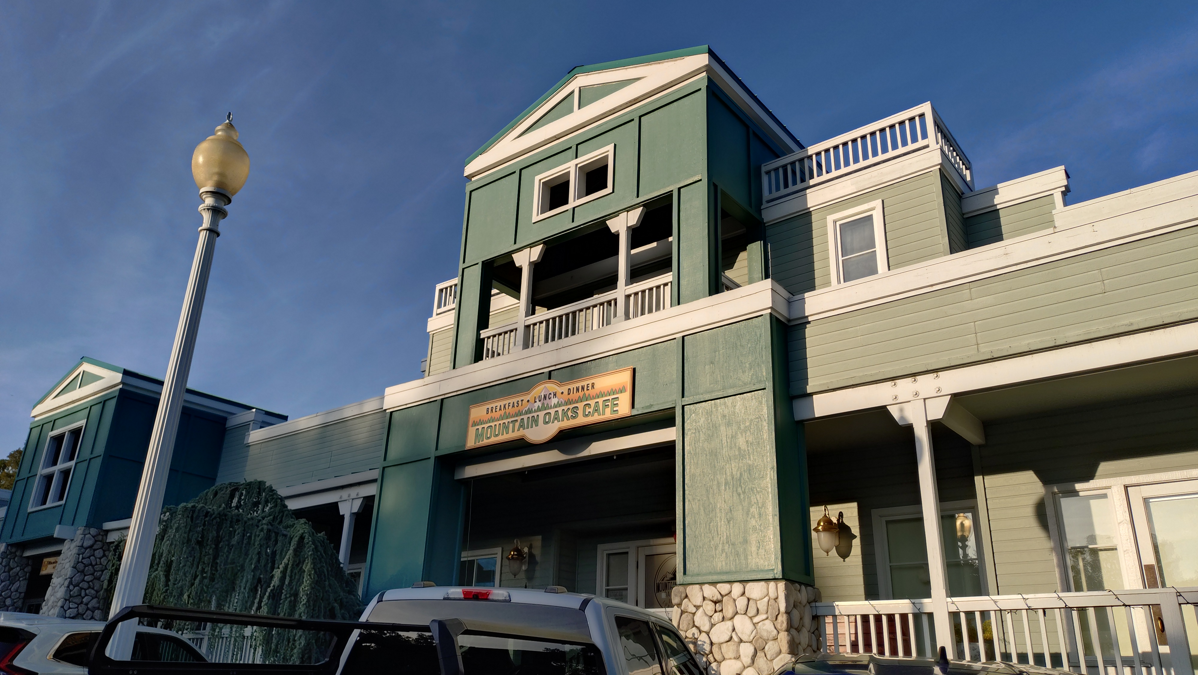 (2026-06-02) 在 Mountain Oaks Cafe 吃晚餐。
