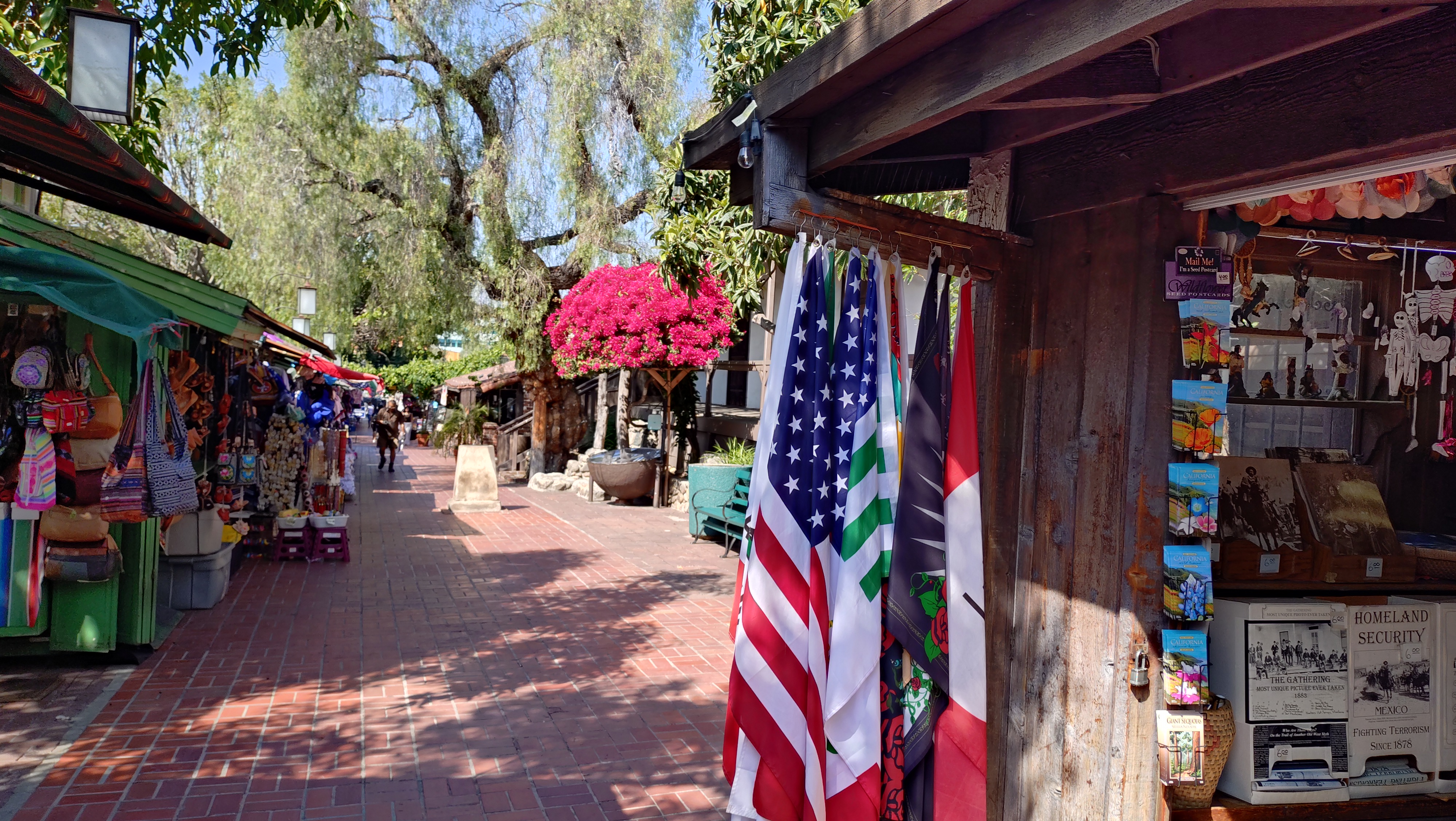 (2026-06-05) Olvera Street 街道開著花、沿途樹陰遮蔽。