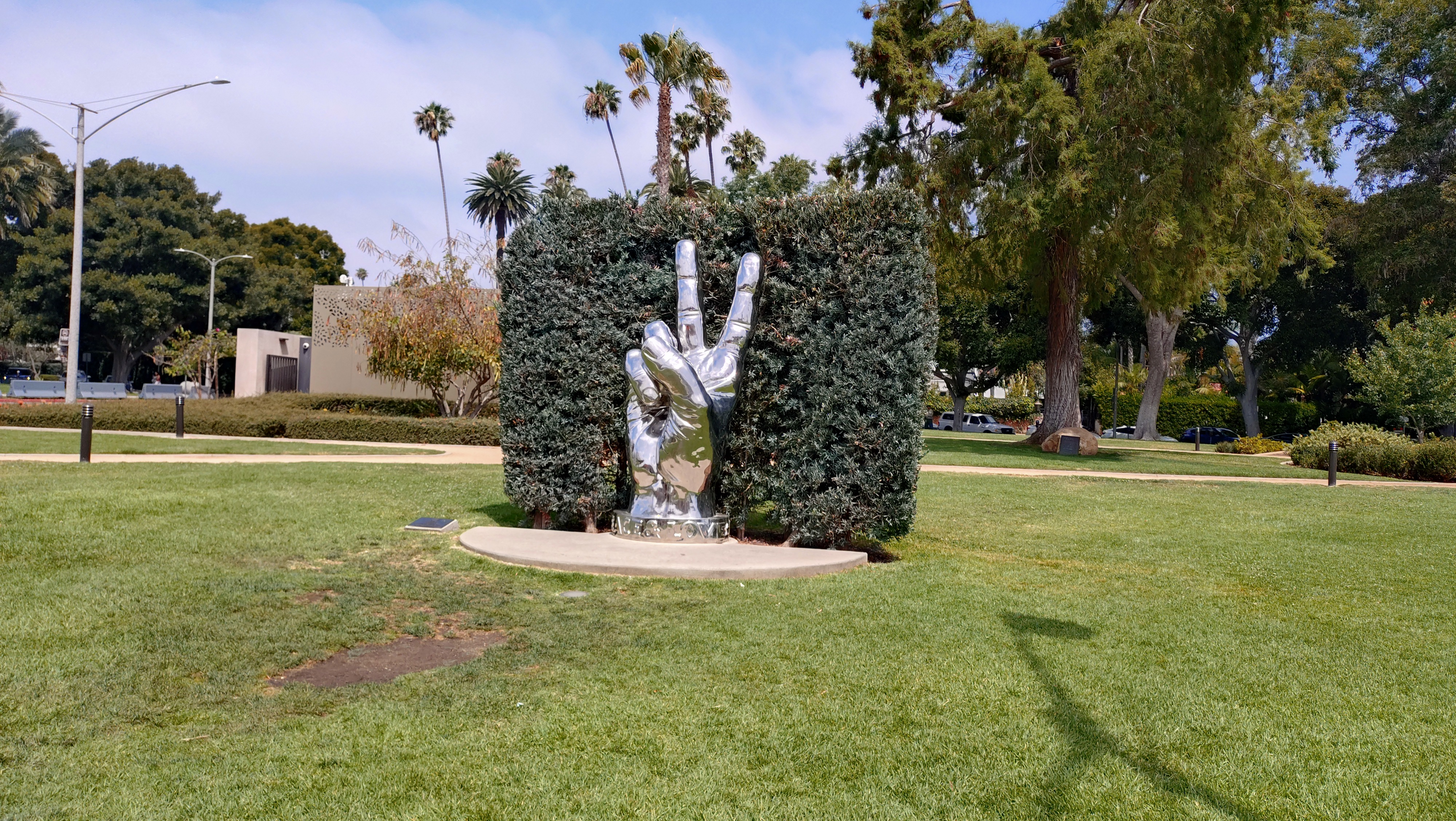(2026-06-05) Beverly Hills 草坪上的塑像。