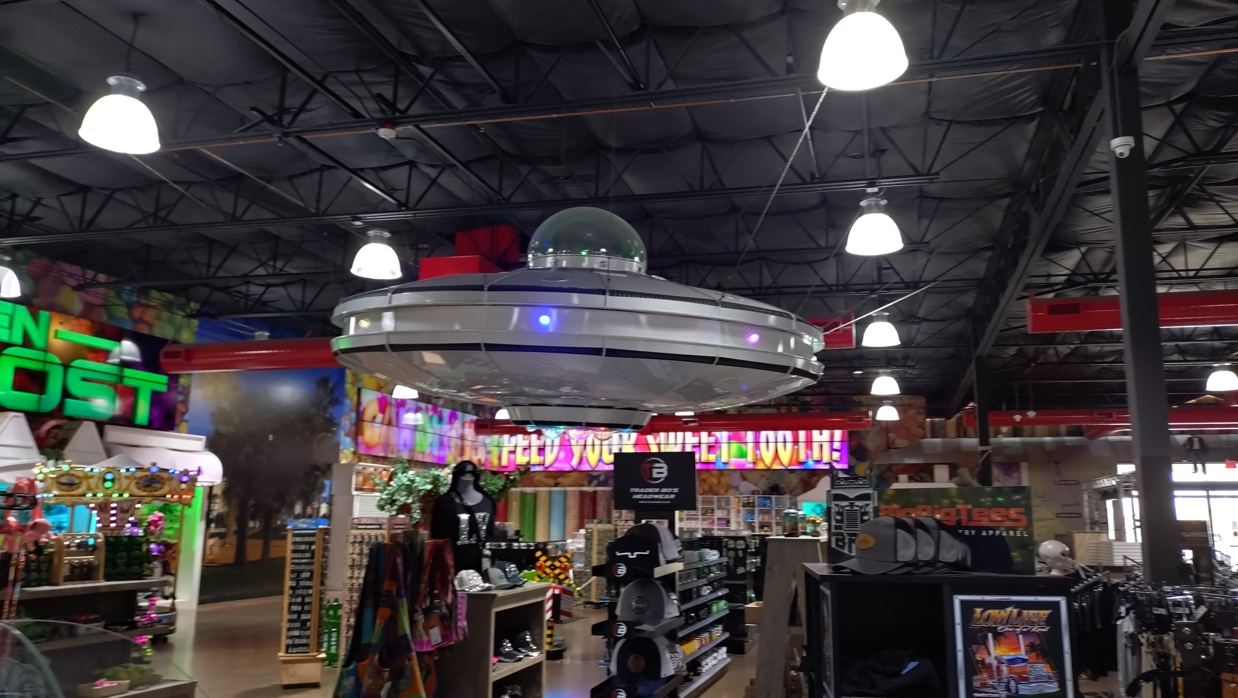 (2026-05-28) 在 Las Vegas 附近的休息站內，各種奇怪的東西。