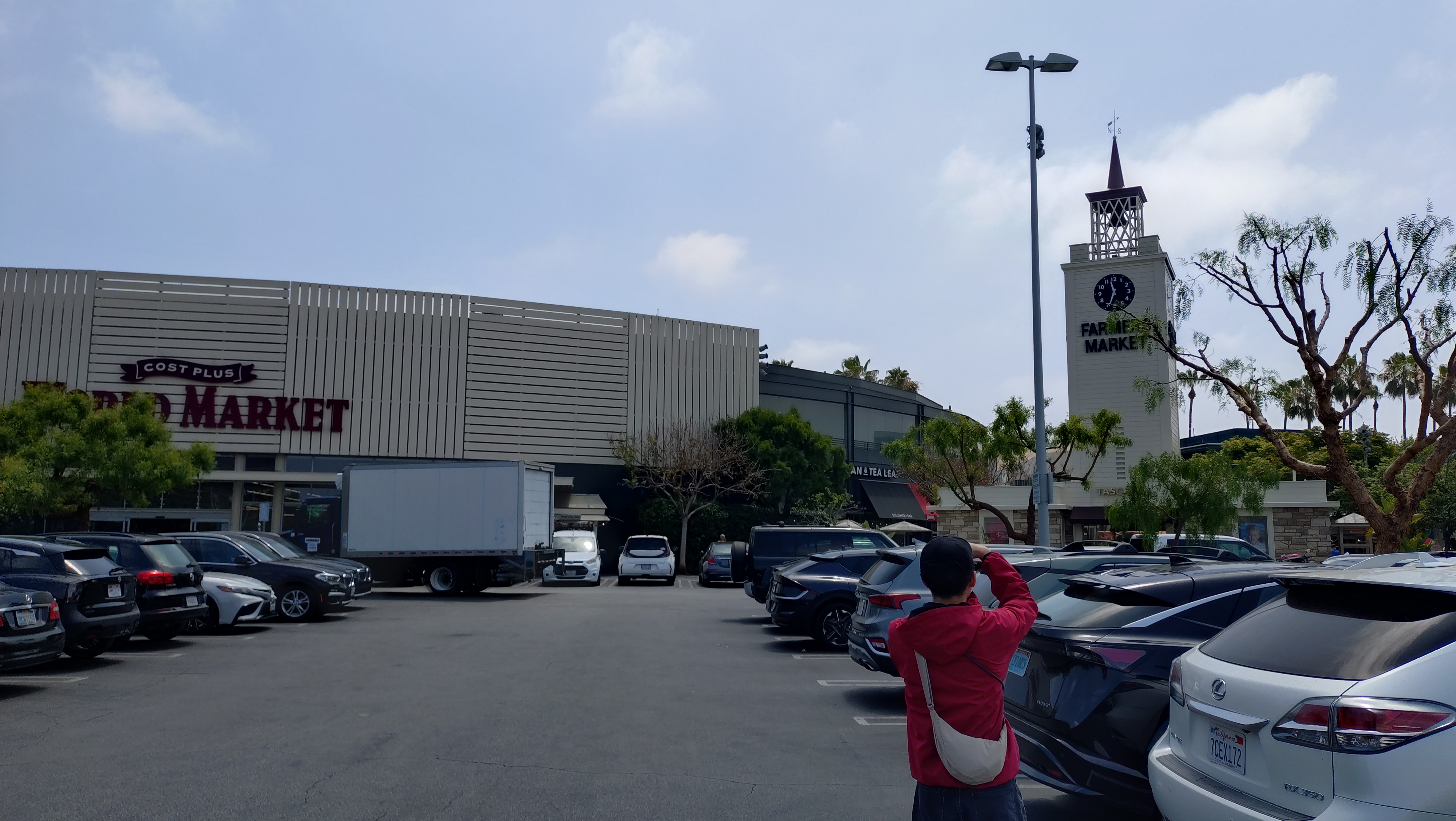 (2026-06-05) Farmers Market 停車場與地標。