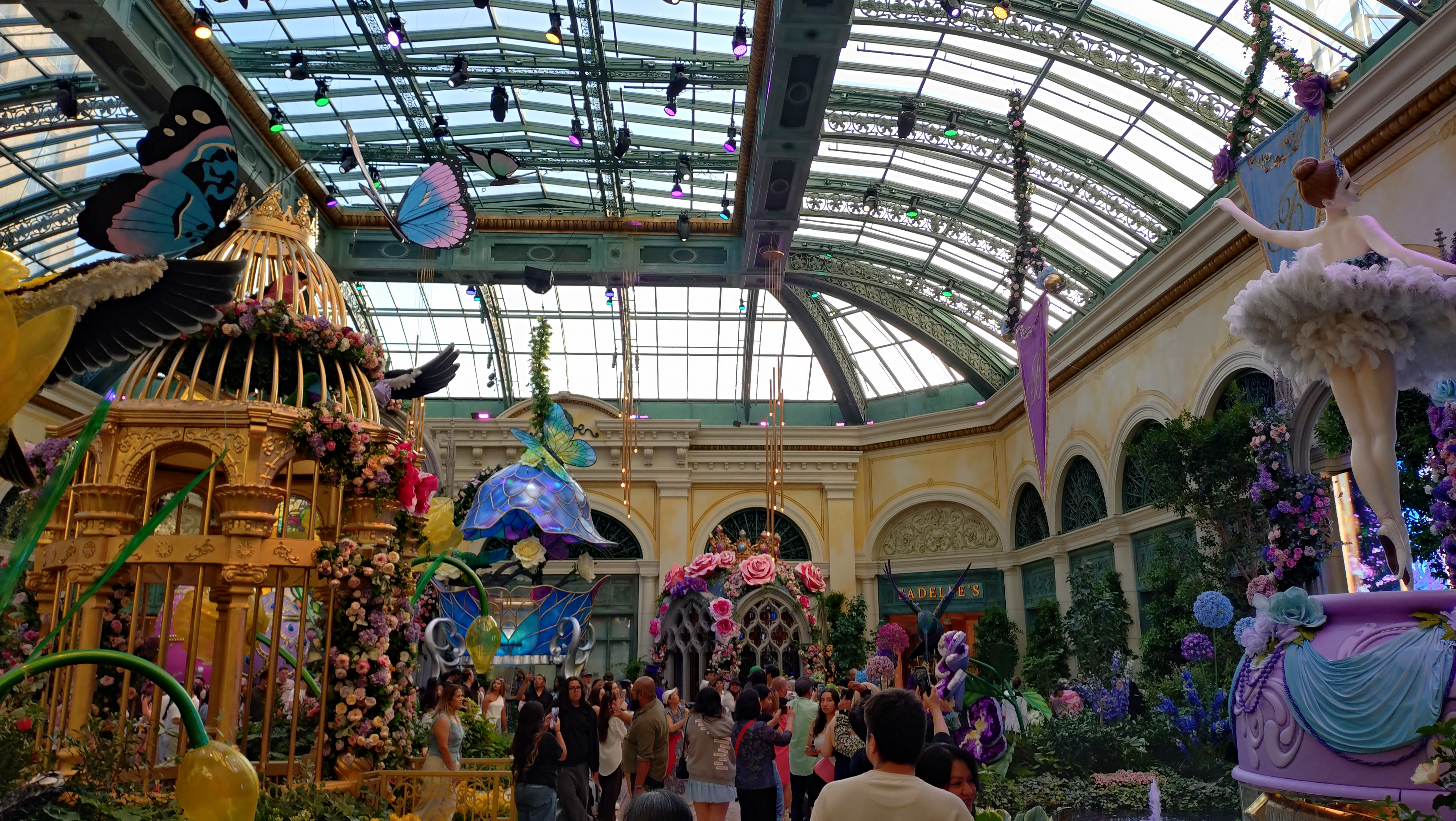 (2026-05-25) Bellagio 內的四季花園，裡面不大，但是走走晃晃不錯。人有點多。