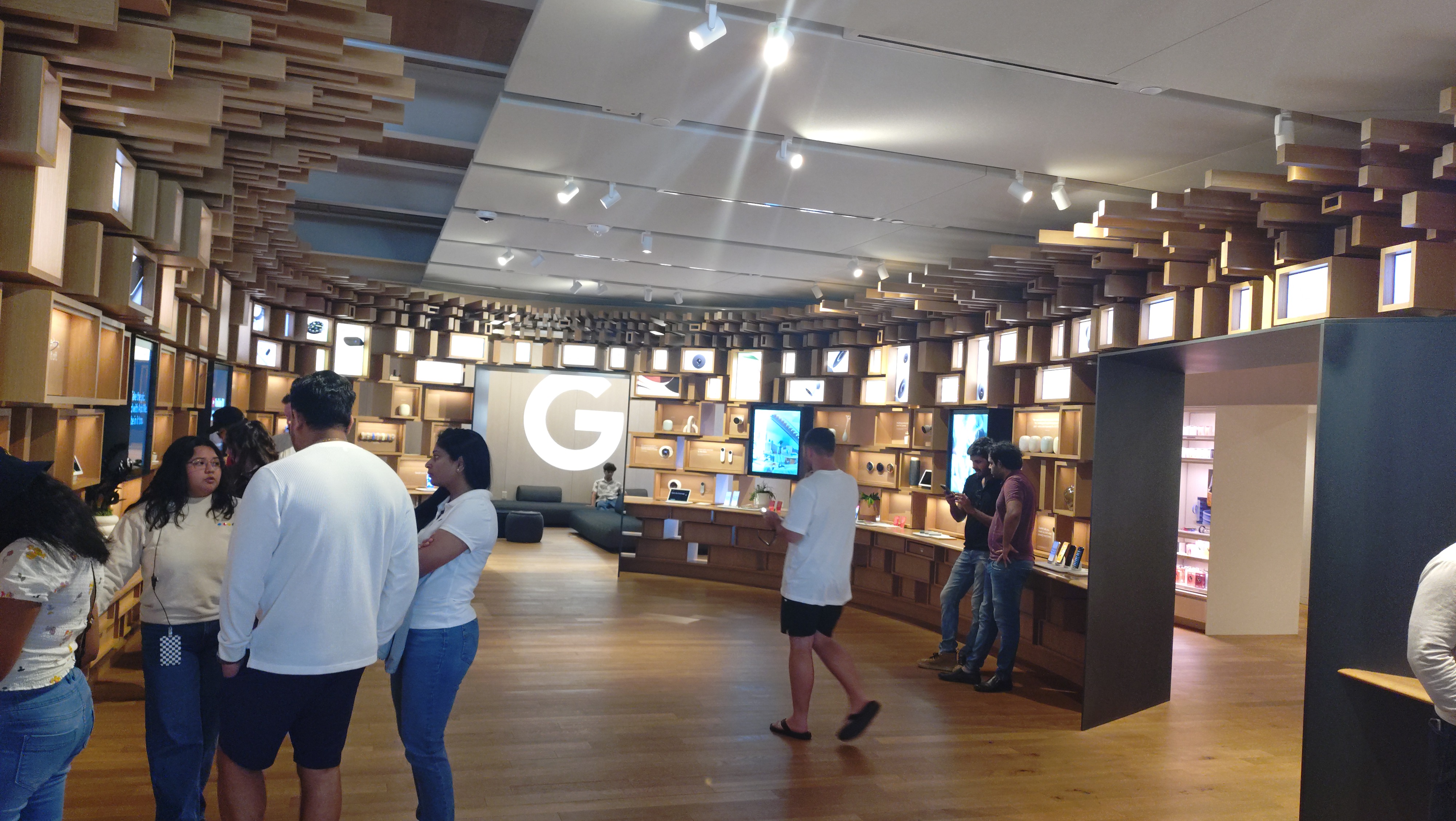(2026-05-30) Google Visit Experience 商店內，介紹各種 Google 的商品。