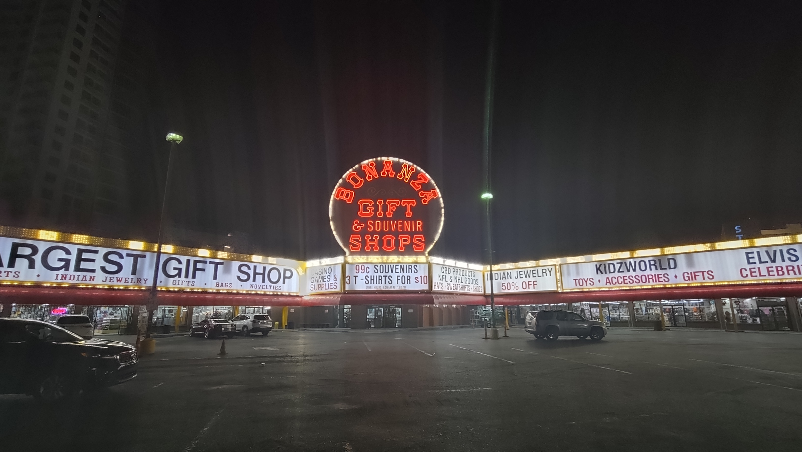 (2026-05-27) 在 Las Vegas 的超亮禮品店，一直在閃，照片拍不出來那個效果，這真的超亮。