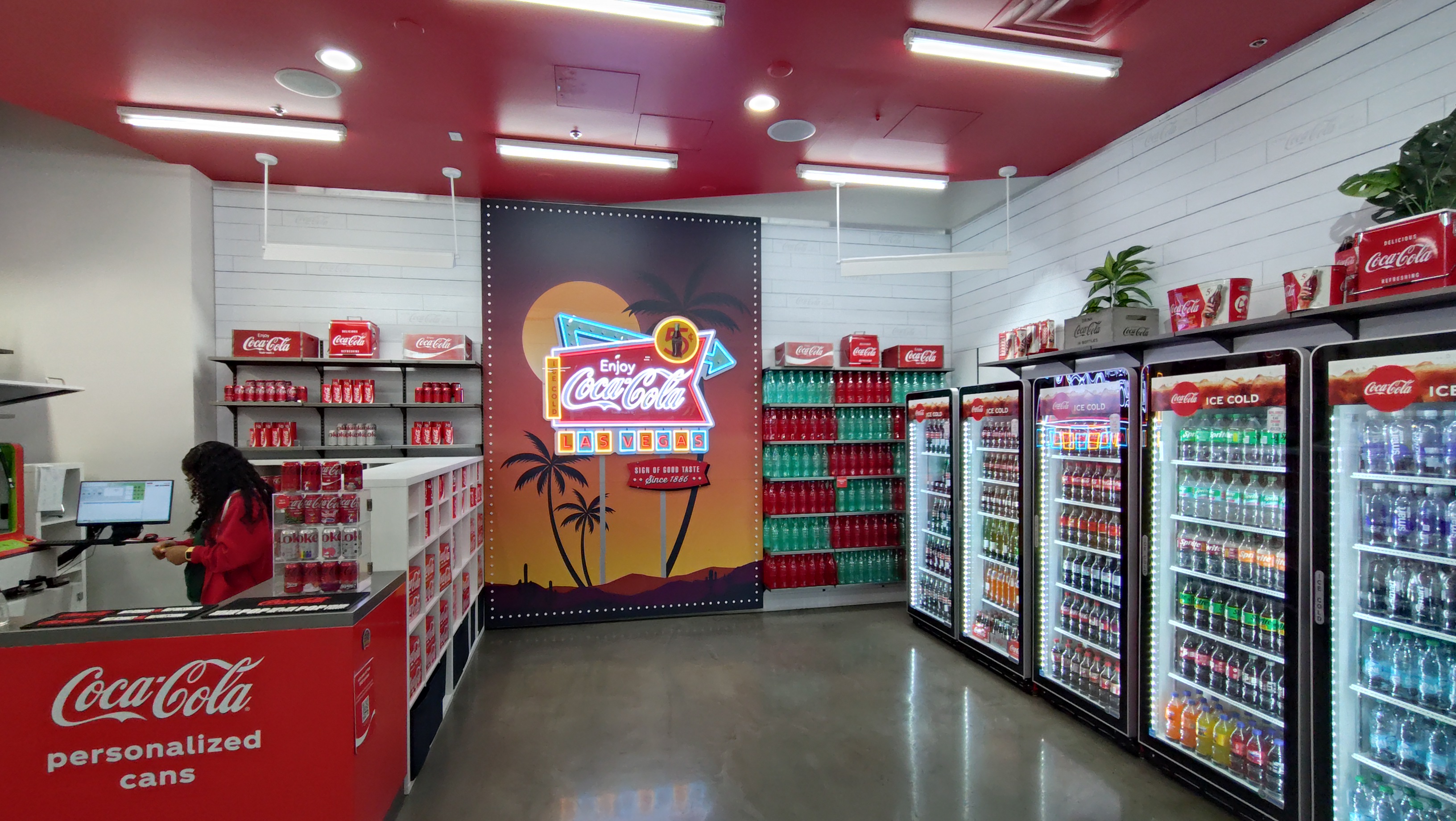 (2026-05-28) 可口可樂旗艦店，據說有一種「墨西哥可樂」是用天然蔗糖當甜味劑的。美國本土大部分都是玉米糖漿了。這裡有賣墨西哥可樂，聽說台灣也有天然蔗糖的版本。