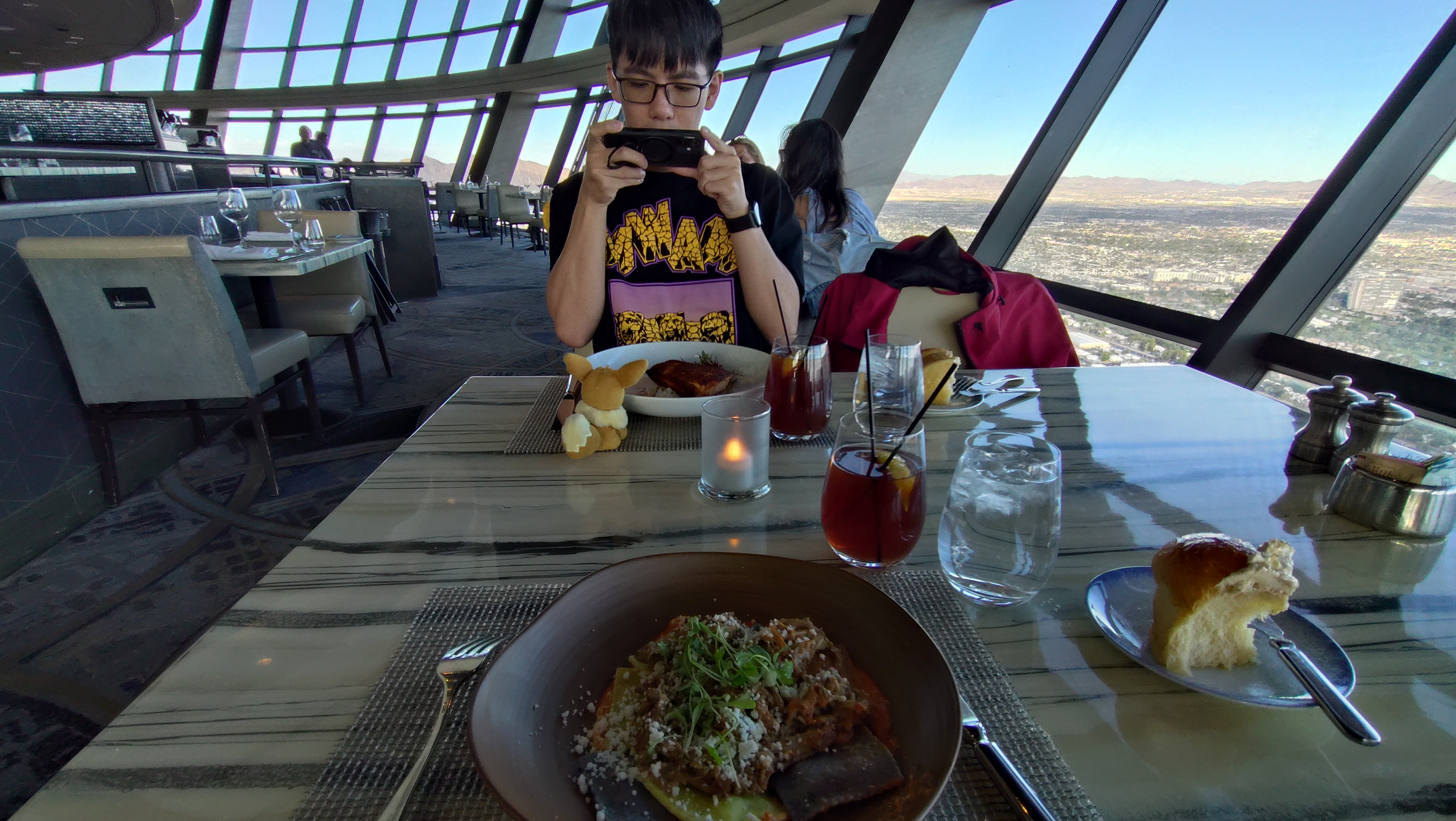 (2026-05-27) 伊布控又在拍照。這到菜是主餐，我點義大利餃子，這道非常合我胃口，酸甜適中，又不油膩，好吃。