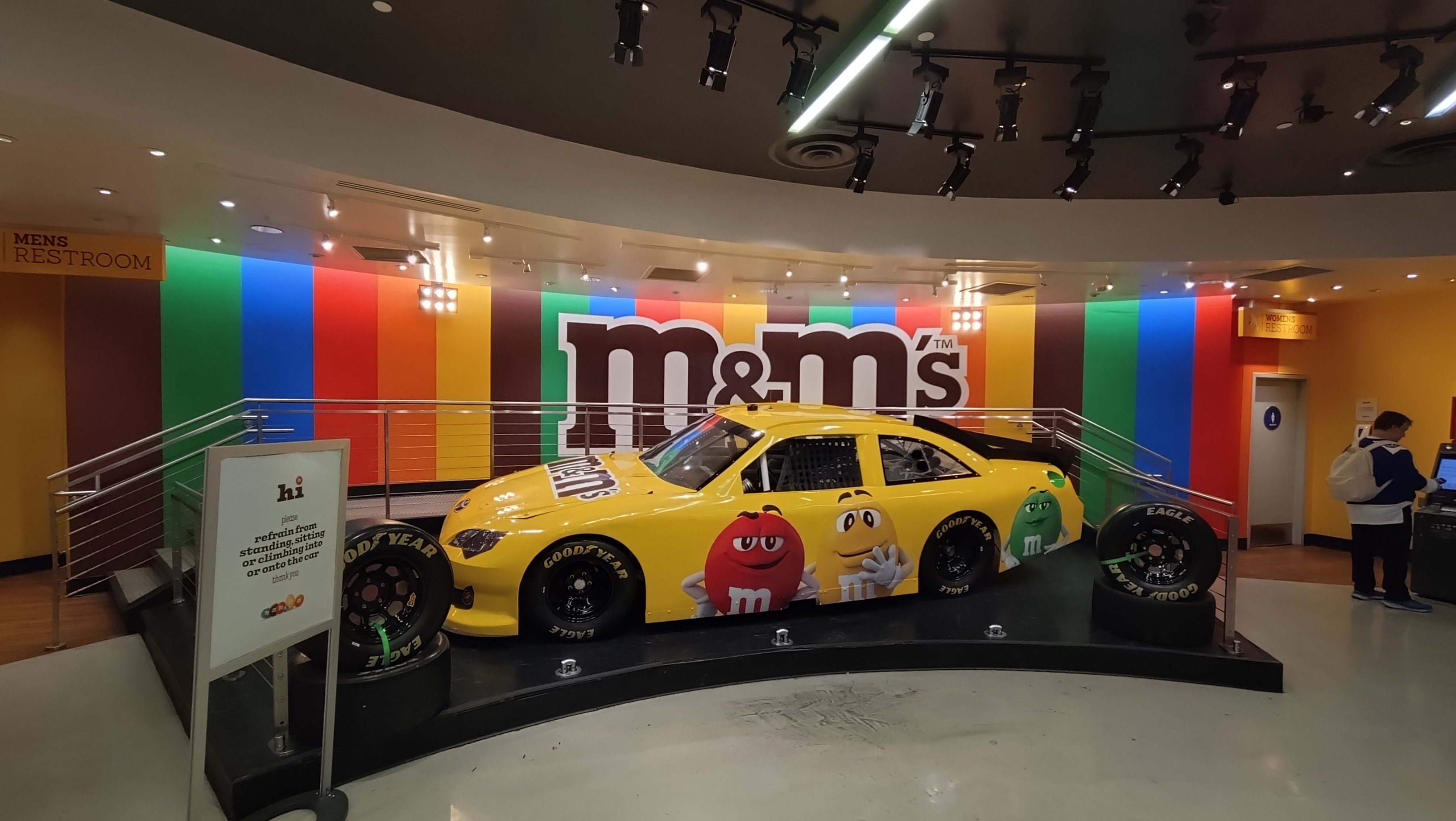 (2026-05-28) M&M 巧克力旗艦店最上層的車子。