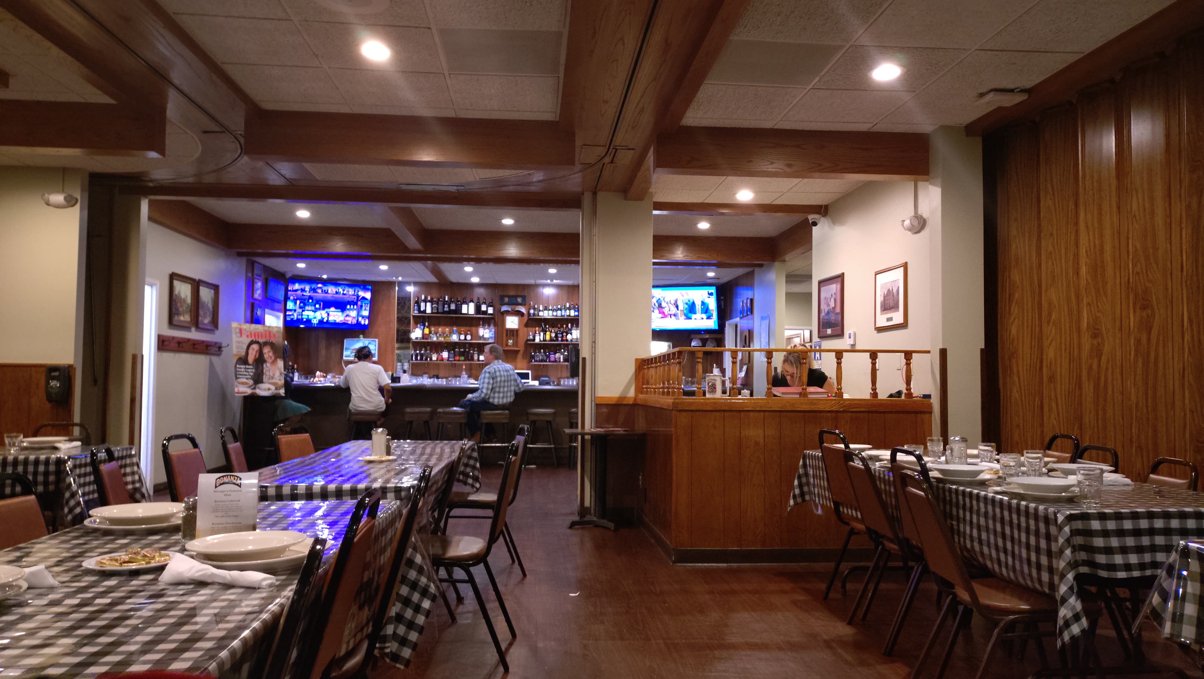(2026-06-03) Wool Growers Restaurant 門口很小，但是進入之後空間會逐漸寬敞，裡面還蠻大的。
