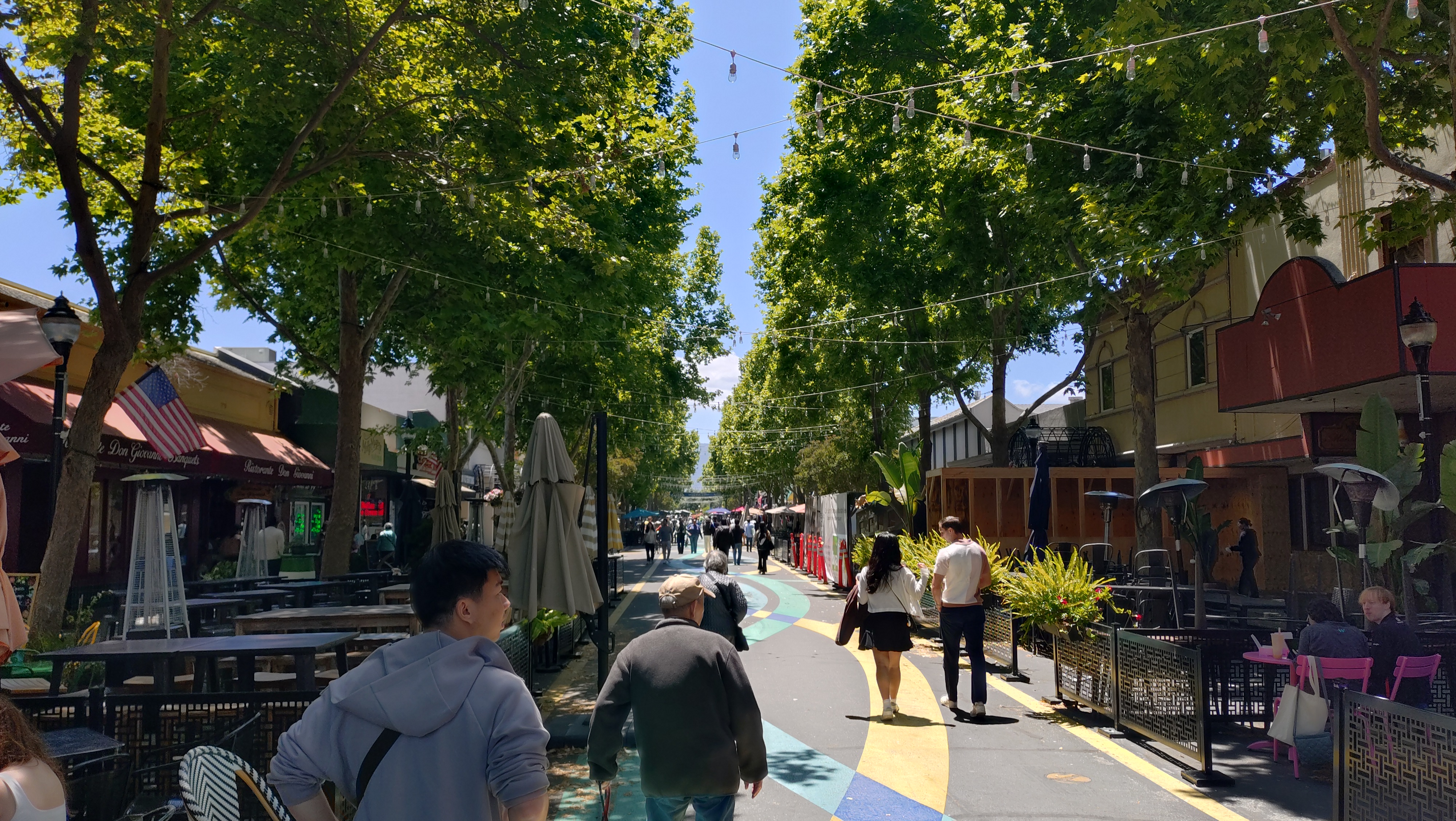 (2026-05-30) Castro Street Mountain View 步行街，非常熱鬧，兩旁都是餐廳。