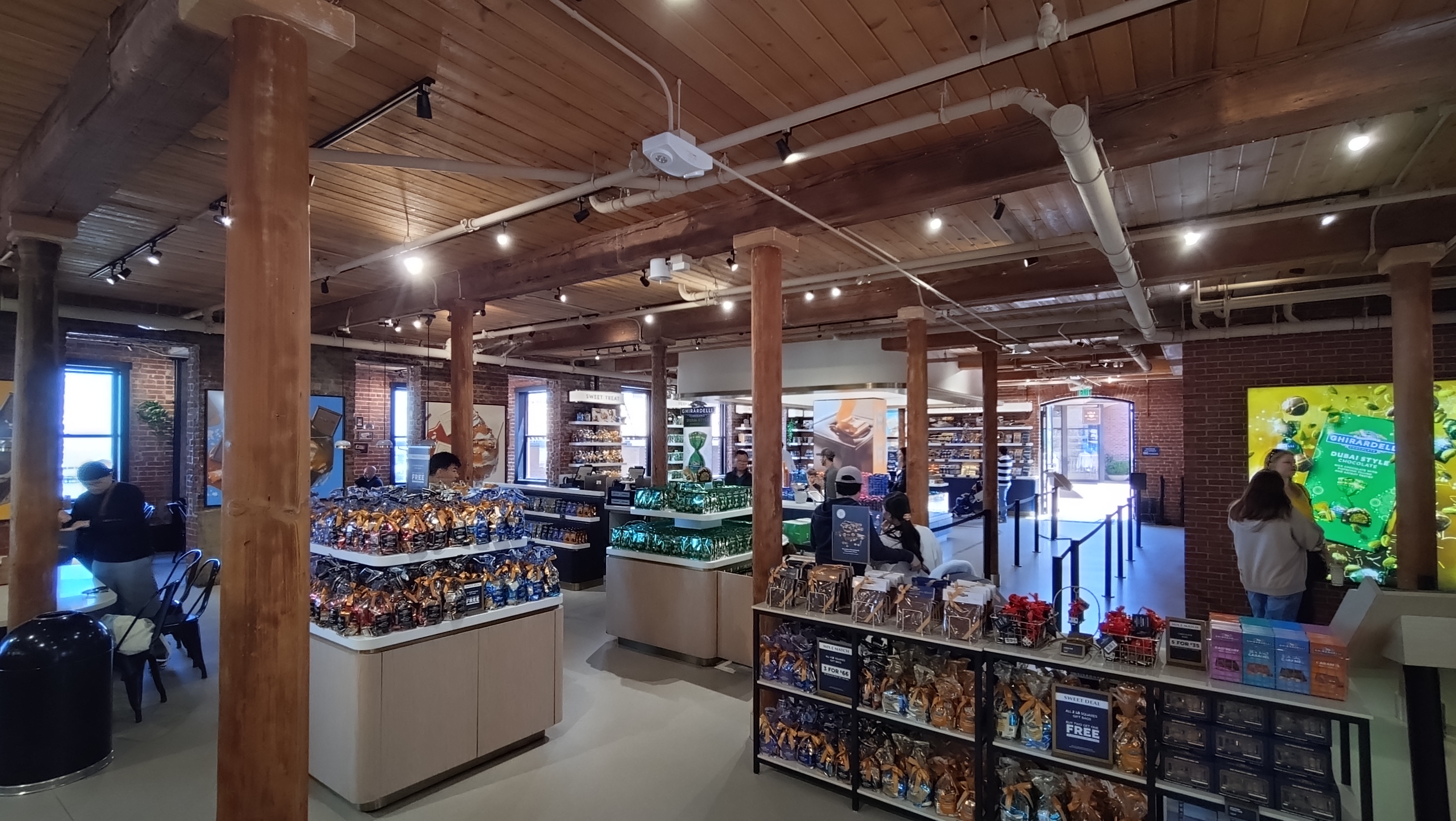 (2026-05-31) Ghirardelli 巧克力廣場內商店，都是巧克力。
