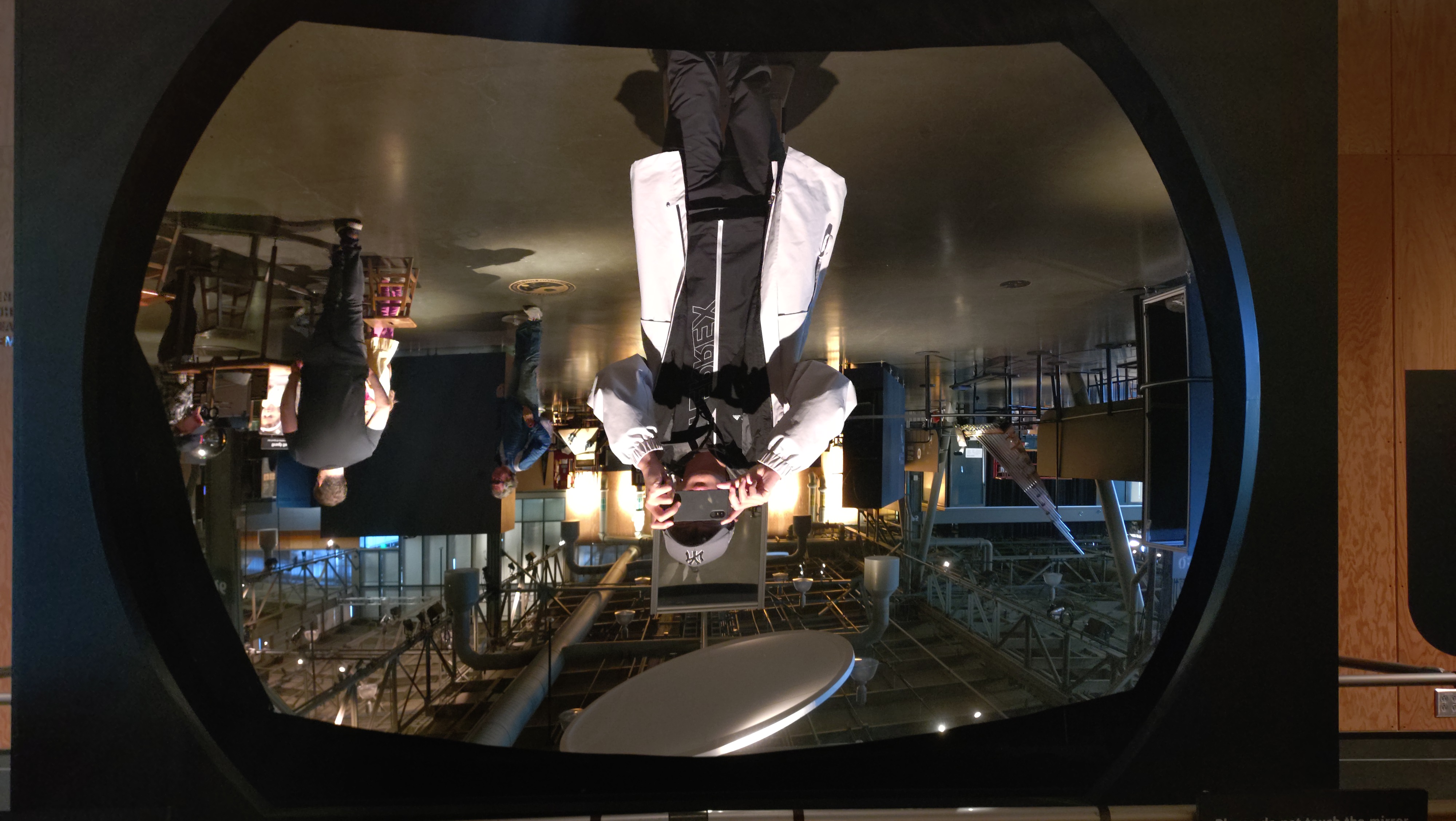 (2026-05-31) Exploratorium 的放大、上下顛倒的鏡子（凹面）